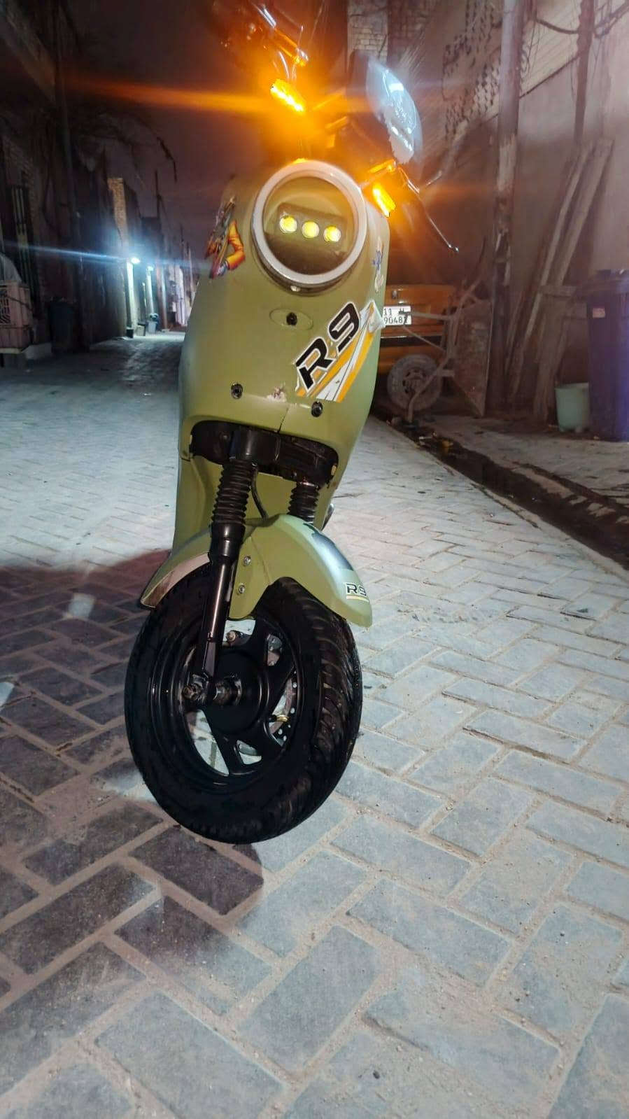 دراجه ار 9 ريان للبيع مستخدمه شهر
دراجه نضيفه مستخدمه شهر وبعد ما استخدمته 
سويت حادث بصيط وطك بس الكفر الامامي وصلحته بس بقه الاثر 
ما امبين اله من قريب اذا اتخلي السله بي ما ايبين يختفي 
سبب البيع هوه هذه الحادث ابوي بعد ما خلاني اطلع بيه 
ملف مالته 1200 لو 1500 واط
دراجه سريعه مو نفس الي موجودات بالسوك تجي امزوده من الداخل 
كلشي شغال ما بيه اي عطل 
ماشيه الدراجه 1000 فقط 
عدد البطاريات 5 ريان من مصنع بي واي دي للبطاريات غني عن التعريف وعن جودت البطاريات 
سعر الدراجه 450 الف 
للتواصل ***********
