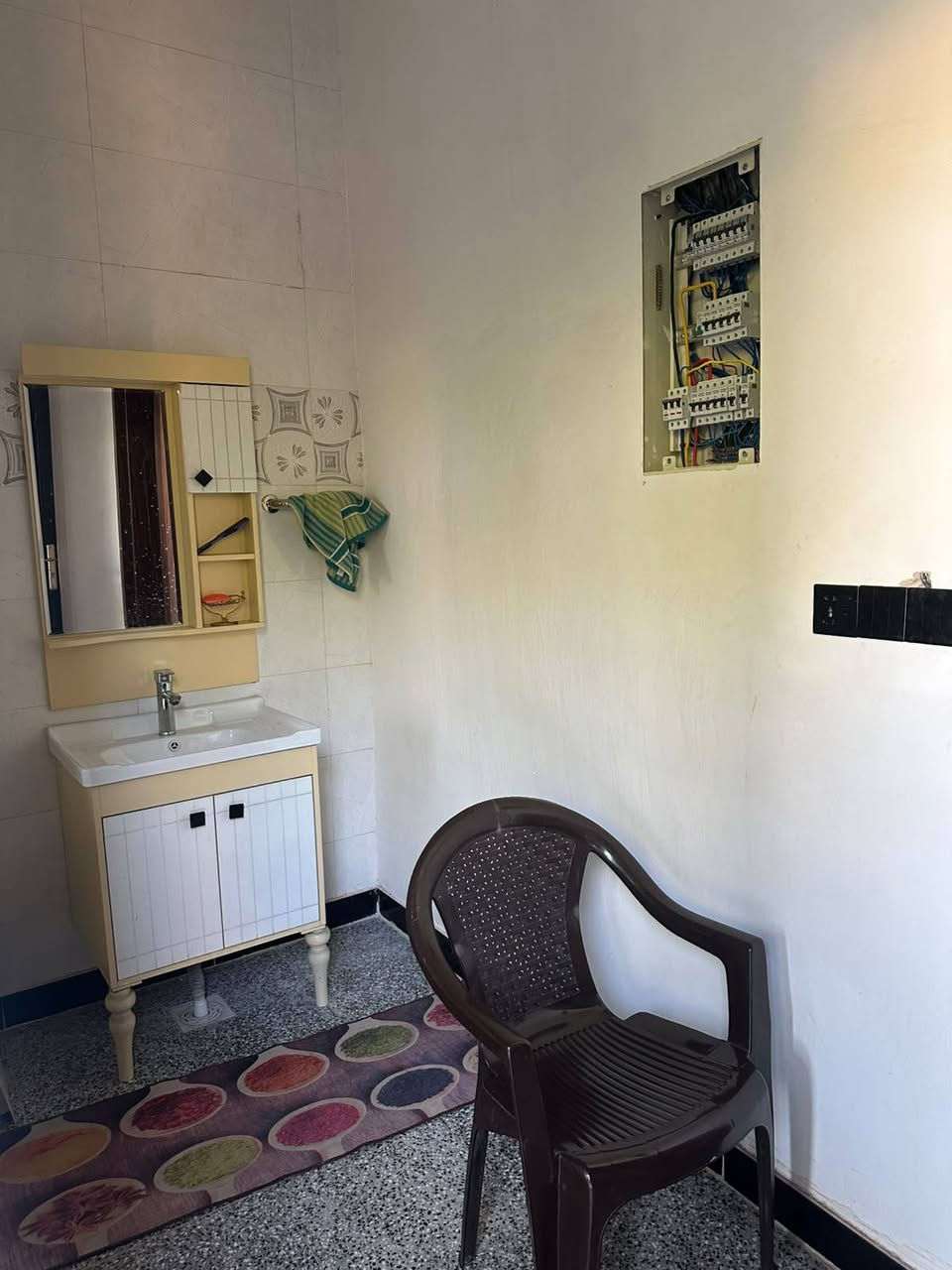 للبيع 1700متر مع بيت بناء حديث طابقين 4غرف نوم وكامل التفاصيل
واجهة الارض 36 بل نزال  للاستفسار الاتصال على الرقم واتس اب ورصيد

***********
