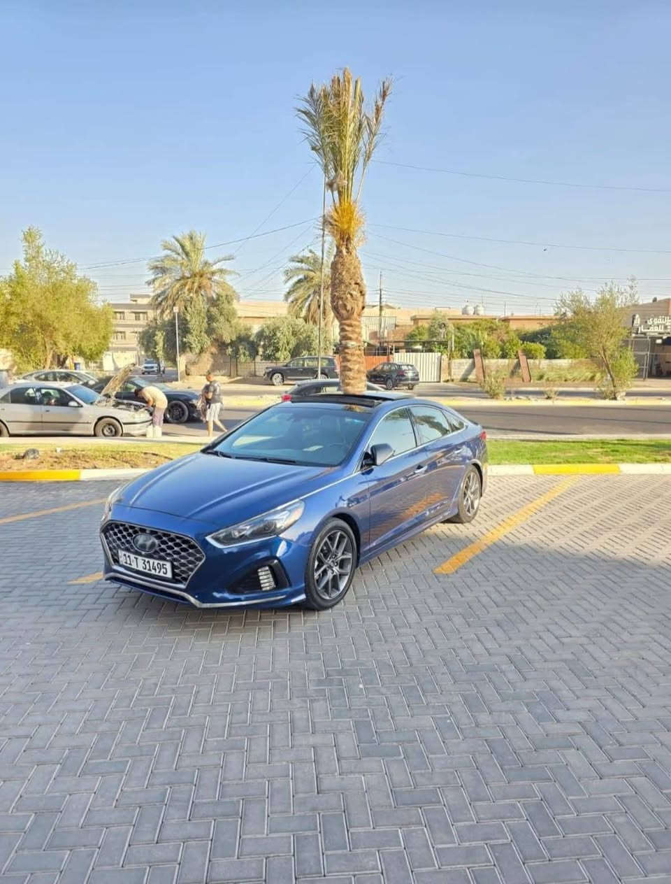 سوناتا ٢٠١٩ ليميتد امريكي
محرك ٢٠٠٠ تيربو سيارة عليها برمجه كامله يعني تنسى الدوانز
بس الافضل فقط محسن خلي وانسى الصرف 
بدون ايرباگ بجم كبس ما ملعوب بيه
رقم بغداد مشروع وطني تحويل ثاني يوم 
مواصفات فول الفول 
بصمة + گيچات السيارة رياضي
ستيرن حرف D فول تحكمات 
شفتات ستيرن + مثبت سرعه وقوف تلقائي
شاشة جبيرة تدعم apple car play 
شحن واير ليس 
اربع وضعيات قيادة 
اقتصادي - ايكو - سبورت - كومفورت 
هند بريك بصمة + اوتو هولد 
حساس خلفي +كاميرا خلفية دوارة 
رادار خلفي + جانبي + امامي
تبريد قطعتين / تبريد مركزي منفصل 
تدفئة + تبريد كشنات ، الكشنات جلد 
الكشنات الثنين الاماميات كهربائية 
هيتر ستيرن + خزن وضعيات الكشن 
سماعات infinity 
بردات جام ابواب خلفية بلاديه
لايت زينون متحرك مع الستيرن 
بانوراما 
ويل ١٨ رياضي + دبل اگزوز 
ينفتح الصندوگ تلقائياً عند الاقتراب من السيارة
حادث السيارة بامريكا
 موضح بالصورة نص تكمه خلفيه عكس السايق وجاملغ خلفي بارد تخريب يعني مضروبه بدونكيات بدون قص وغيرها
السيارة مضمونة ايرباك سليم 
الچاملغ الخلفي اليمين بيه صبغ  من امريكا على گد مكان الحادث
السيارة حلوة وناصبة وجديدة .. كلشي بيها شغال وتجي وتشوف 
السعر ١٤٥ ورقة وبيها مجال شوية 
الرقم ***********
متوفر واتساب
