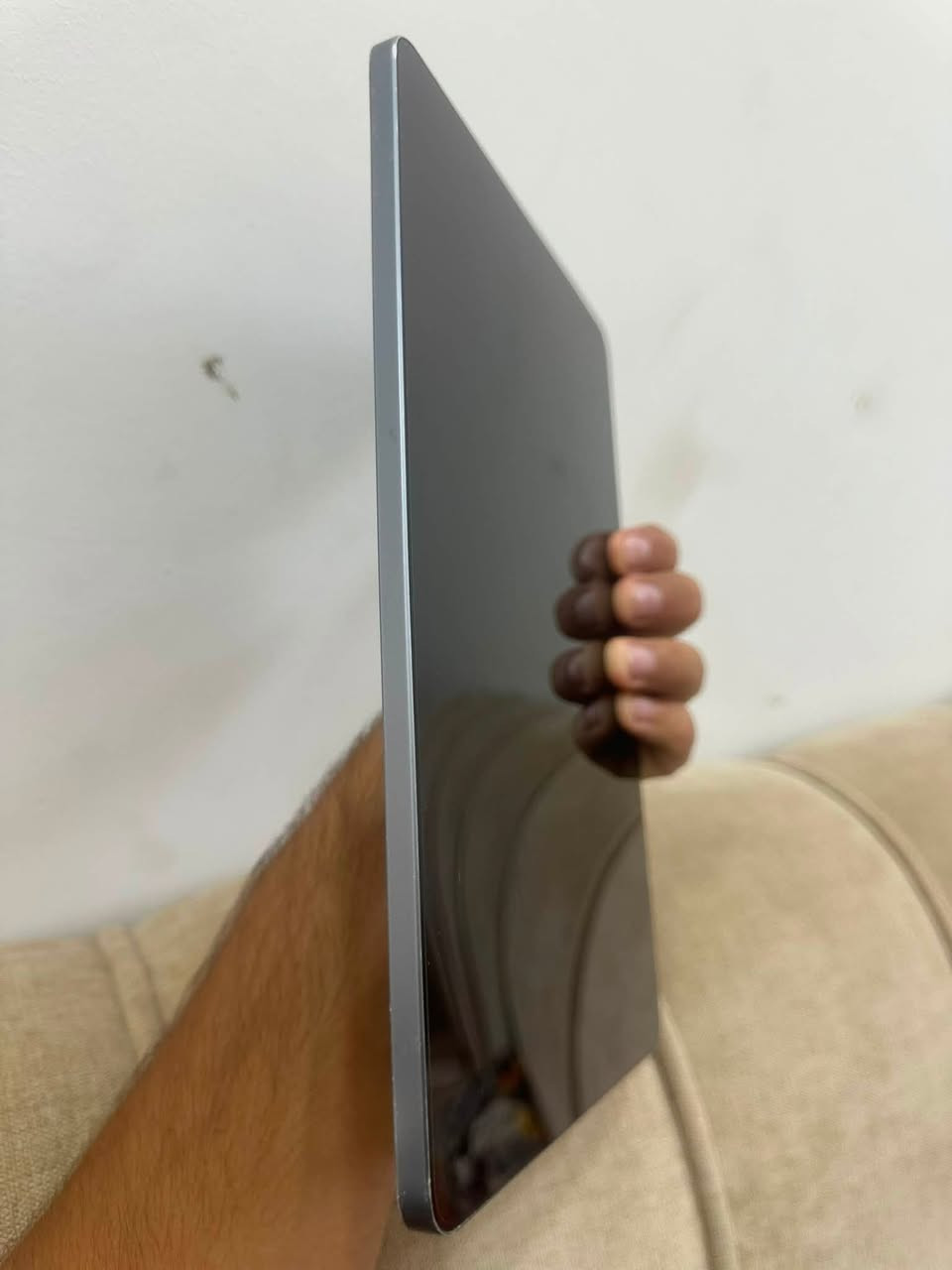السلام عليكم، للبيع جهاز لوحي (تابلت) TECNO MEGAPAD SE كلش نظيف وجاهز للاستخدام:
الموديل: TECNO MEGAPAD SE (الطراز T1102W)
 المعالج: Snapdragon قوي وسريع للألعاب والتصفح
 الذاكرة والتخزين: 128 جيجابايت تخزين / 8 جيجا رام (4GB أساسي + 4GB إضافي)
 النظام: أندرويد 15 الحديث
 الصوت والشاشة: يدعم تقنية الصوت Dolby Atmos وتقنيات TECNO AI، الصوت ممتاز جداً للمشاهدة والدراسة
 الأداء مع الألعاب: يشغل لعبة ببجي (PUBG) والألعاب الثقيلة بسلاسة وبدون تقطيع
 الحالة العامة: الجهاز كلش نظيف ومستعمل قليل،  بيه ضرر خفيف جداً بالشاصي (ضربة بسيطة) كما موضح ومبين بالصور وما تأثر على الأداء نهائياً.
 الملحقات والمرفقات:
 الكارتونة الأصلية مال جهاز
 الشاحن والواير الأصلي من تكنو
 حافظة (كفر) حماية سيليكون شفاف
السعر المطلوب: 230 ألف دينار 
المكان: بغداد - حي الجهاد
للتواصل ورقم الهاتف: *********** (متواجد واتساب)
