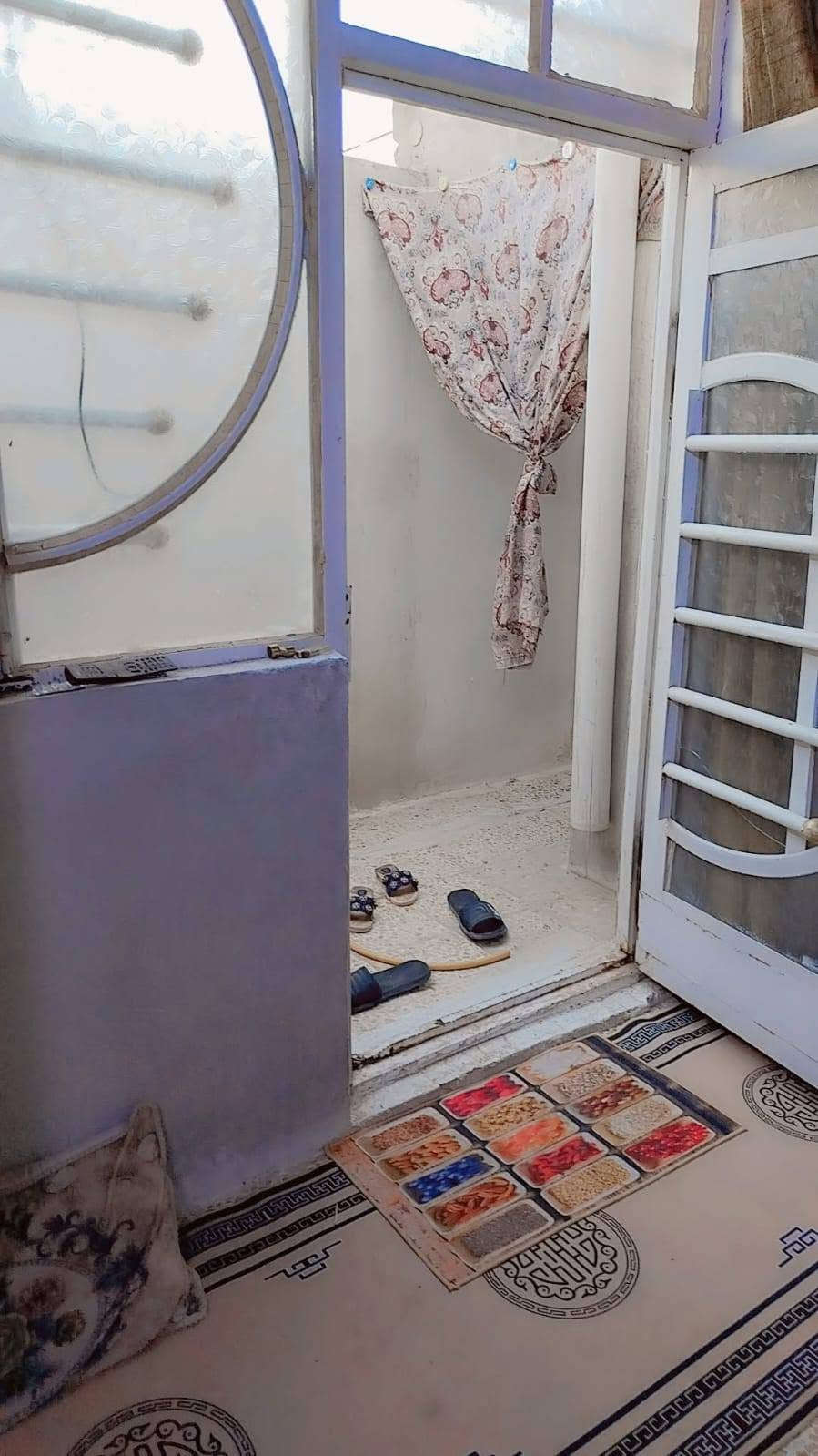 السلام عليكم بيت 100 متر الوجهيه خمسه ونزال عشرين يحتوي عله غرفه وصاله ومطبخ وصحيات كاشي وسقوف ثانويه وبورك تريده هوه والثاث لو بدون اثاث هوه والاثاث ب25 وبدون اثاث ب 20وبي مجال شي قليل يحتوي عله ثنين سبالت وبردات المنزل ومراوح ثنين وكيزر وتانكي كاونتر وسنكي البيت كاشي العنوان انجف الاشرف قرب مخازن النجف الغذائية الاستفسار عله رقم التلفون وعل فيس *********** وبي ورقه من المحكمه
