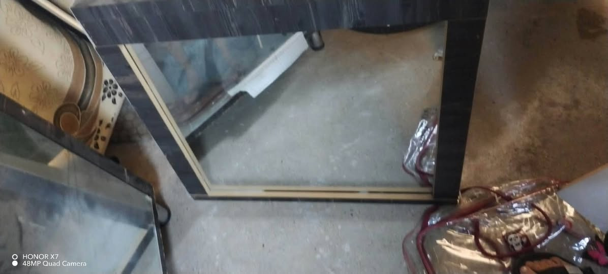سلام عليكم ادوات محل حلاقه لبيع ماعده الكراسي نضيفات  كلش    ميز مراية عدد 2 مجرات عدد 2 رفوف عدد2 و مرايات خلفيات عدد 2  للبيع عنواني حي الواسطي كركوك ل اتصال ‏‪***********‬‏.         ب 200 الف وبيهن مجال

نص مكتوب في الصور:
- realme Note 50
- HONOR X7
- 48MP Quad Camera
- O HONOR X7
- ● 48MP Quad Camera
