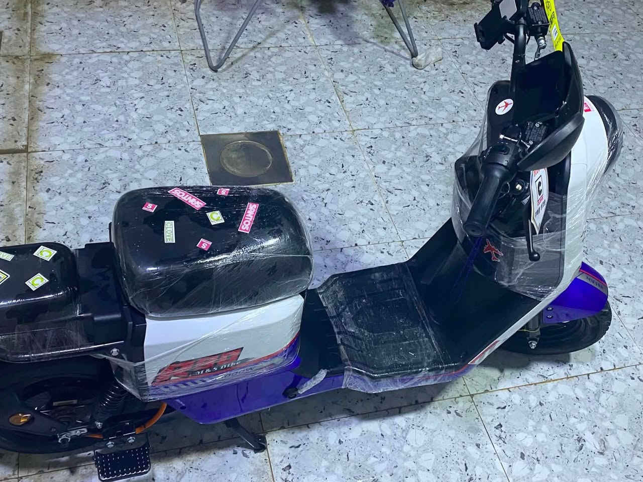 دراجه للبيع كهربائية R90 مستعمل قليل مده شهر فقط كلشي شغال بطاريات 5 جديد لوك كهربائيات كلها كامل مكان كركوك للاستفسار *********** كركوك, العراق
