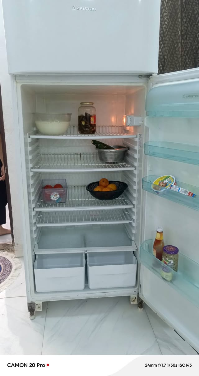 للبيع ثلاجه ارستون كبيره الحجم شغاله تبريد تجميد خير من الله ومداخله تصليح المكان الدوره لتواصل الاتصال بالرقم ***********
