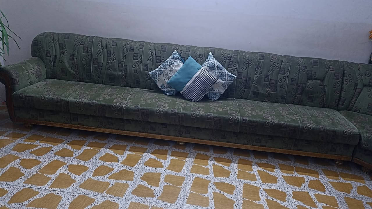 للبيع ديوان 12،متر خشب عراقي ثقيل، سعرو 350 وبي مجال تواصل ***********
