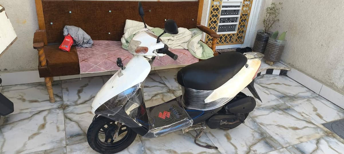 سلام عليكم دراجه للبيع ساسوكي رياضي فول مجفته مره وحده كهربائيات كلها شغاله سلف و هندر واحد تشتغل السعر 325 و بيها مجال العنوان حي الموضفين للستفسار الاتصال على الرقم (***********)
