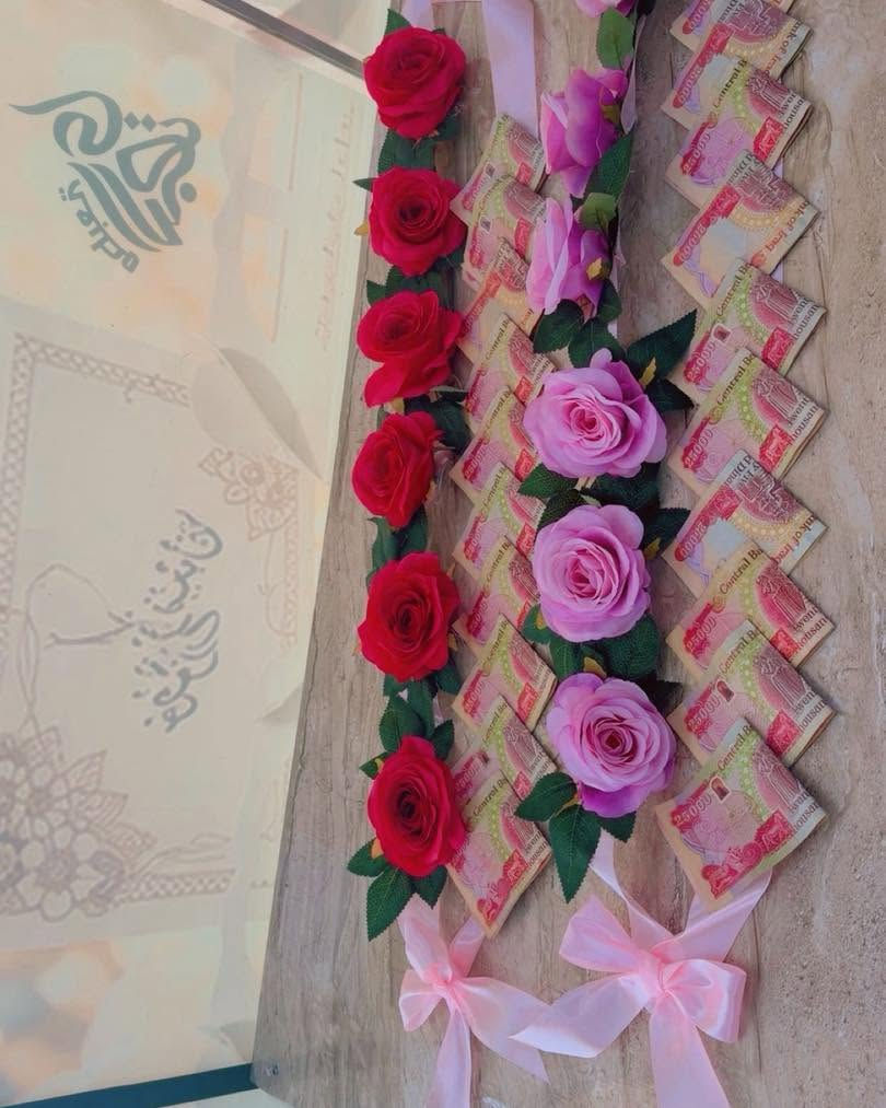 🌸 بوكيه ورد وفلوس بتنسيق أنيق ومميز 🌸
هدية راقية تجمع بين الورد واللمسة المميزة 💕
مناسبة للتخرج، النجاح، الأعياد والمناسبات الخاصة 🎓💐

🎀 نهديها بحب… ونخلي فرحتك أجمل
📩 للحجز والطلب راسلونا على الخاص.
أو الاتصال بالأرقام التالية 
***********
0770051557

نص مكتوب في الصور:
- سلسلة الورود والنقود
- لمسة فخامة وذوق راقى لجميع المناسبات
- ورد صناعي عالي الجودة
- توزيع مرتب للنقود
- تصميم أنيق وجذاب
- مناسب للأفراح والمناسبات الخاصة
- ورد صناعي فاخر
- توزيع أنيق للنقود
- شريط ساتان أنيق
- هدية تعبر عن أجمل المشاعر
- اطلب الآن