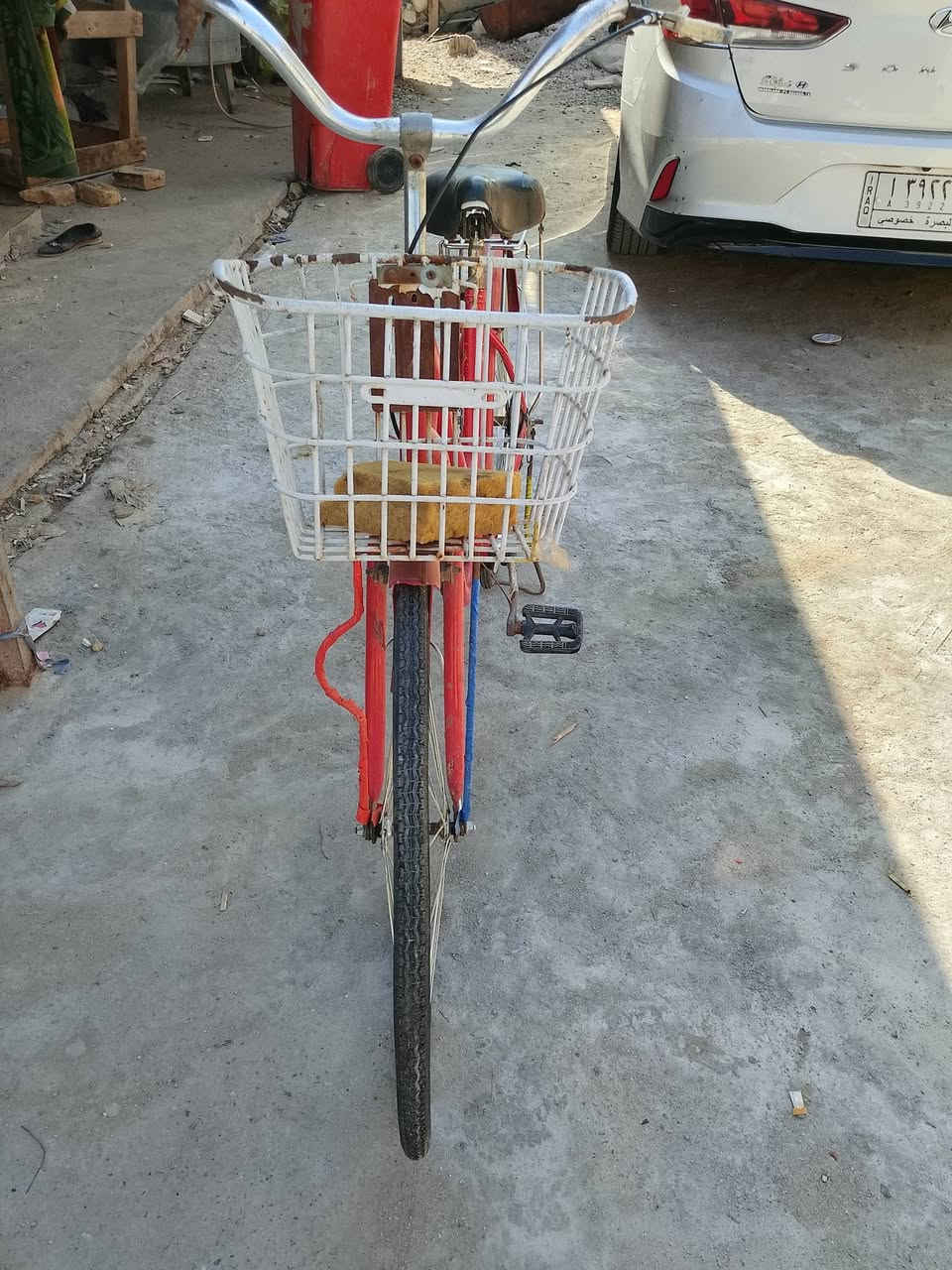 سلام عليكم  بايسكل البيع 
لون احمر جديد ويلات جدد تايرات جدد بريك جديد البايسكل حلو مابي شي نضيف السعر 50 قفل ***********
