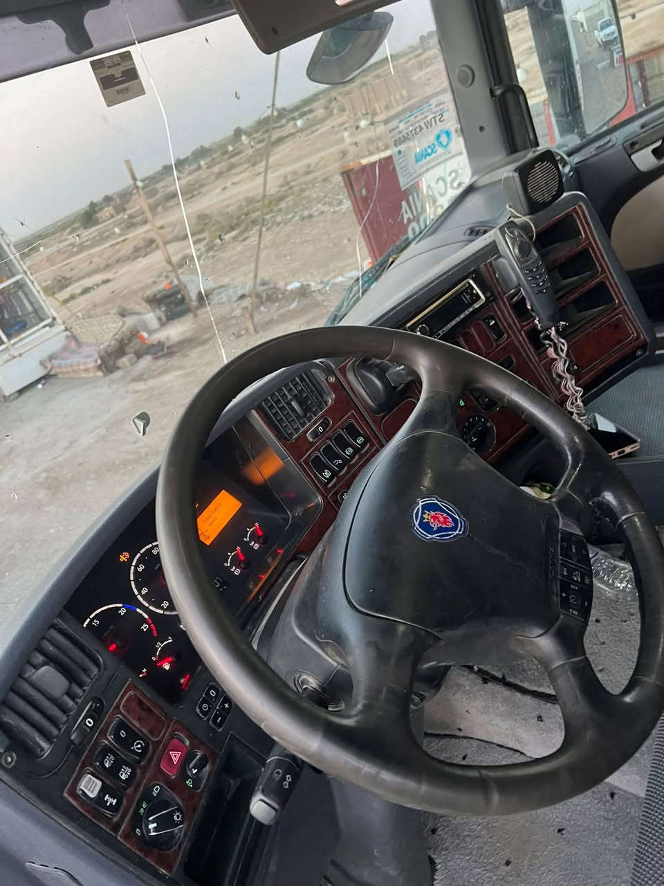 سلام عليكم سكانيا مديل 2009مربوطه قلاب رقم سليمانيه سنويه منتهيه تريد تحويل تريد وكاله تخم تاير مكينه 2012 اوتماتيك سياره كفاله عامه +براد كرونه جهاز 200 غاز 134 سمكً5 تخمً تاير  تريد بس راس يرهم راس وعربانه هم يرهم للستفسار تصال ع رقم ***********
