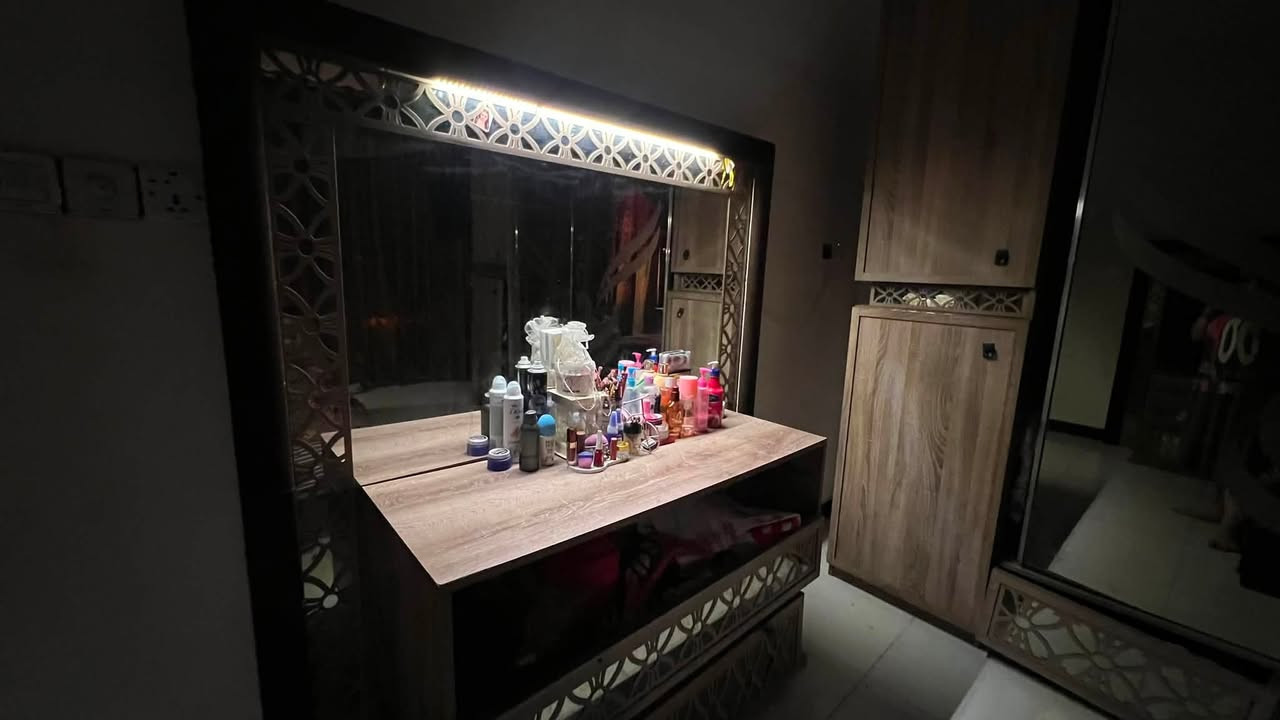 السلام عليكم
غرفة تركية للبيع ٥قطع بيها اضرار مستعجلة على بيعتها مكاني بغداد الشعب حي البساتين
السعر300وبيها مجال بسيط
***********للاستفسار
