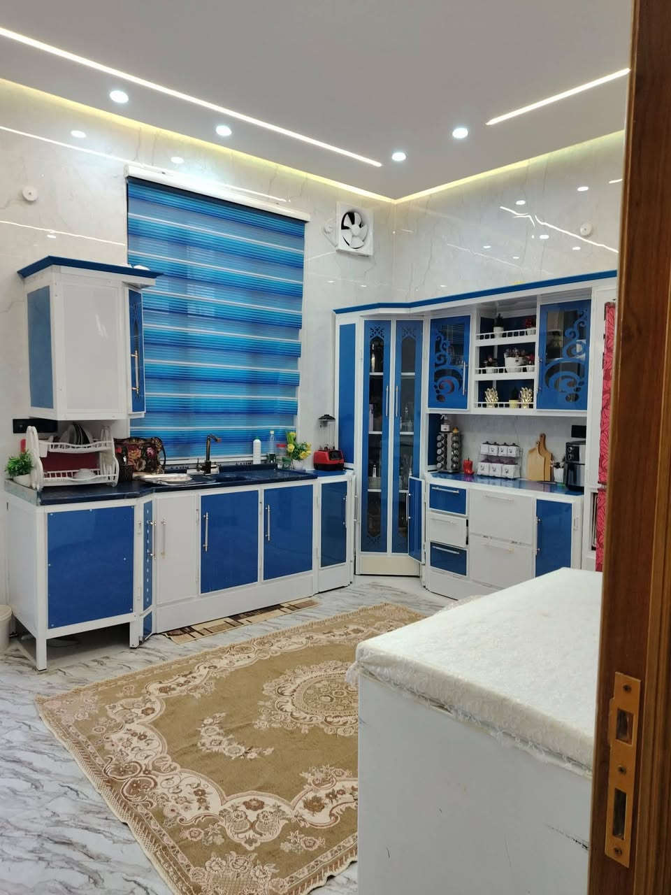 البيت 200.
بناء 2025 كونكريت  . 
البيت زراعي حي التأميم النزله الاولى مجاور مدينه الالعاب مباشرتا ..اقرار من صاحب الارض 
واجه 10/ نزال 20...
تفاصيل ....الطابق الاول 
يتكون من غرفتين وصاله وحديقه داخليه مطبخ حار وبارد مجمع صحي براني ....
الطابق الثاني ...غرفتين وصاله كبيره ومجمع صحي كامل ..فقط غرفتين حديث ...شبابيك المنيوم مثل بالفيديو بناء سنه 25 ...درجه اولى الارضيه معالجه جلمود.. البيت مشمول بجهد الخدمي مجاري ..حاليا ..
بيت مقابليه ساحه مفتوحه ...
الرقم/ ***********
