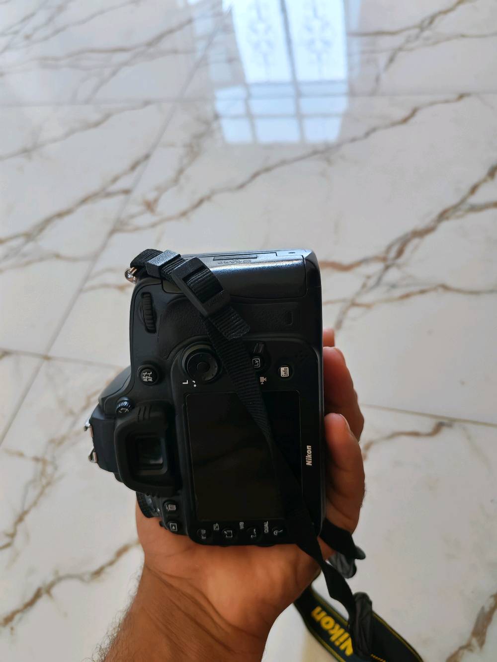 كامرة نيكون لعشاق المصورين نيكون d610فول فريم 
مع عدسه 24-120vr.fxفتحه عدسه 4 فول فريم دبل سبيلازر 
مع كامل الملحقات /جنطه+ حماله كتف+رام+ناقل صور 
المكان الانبار