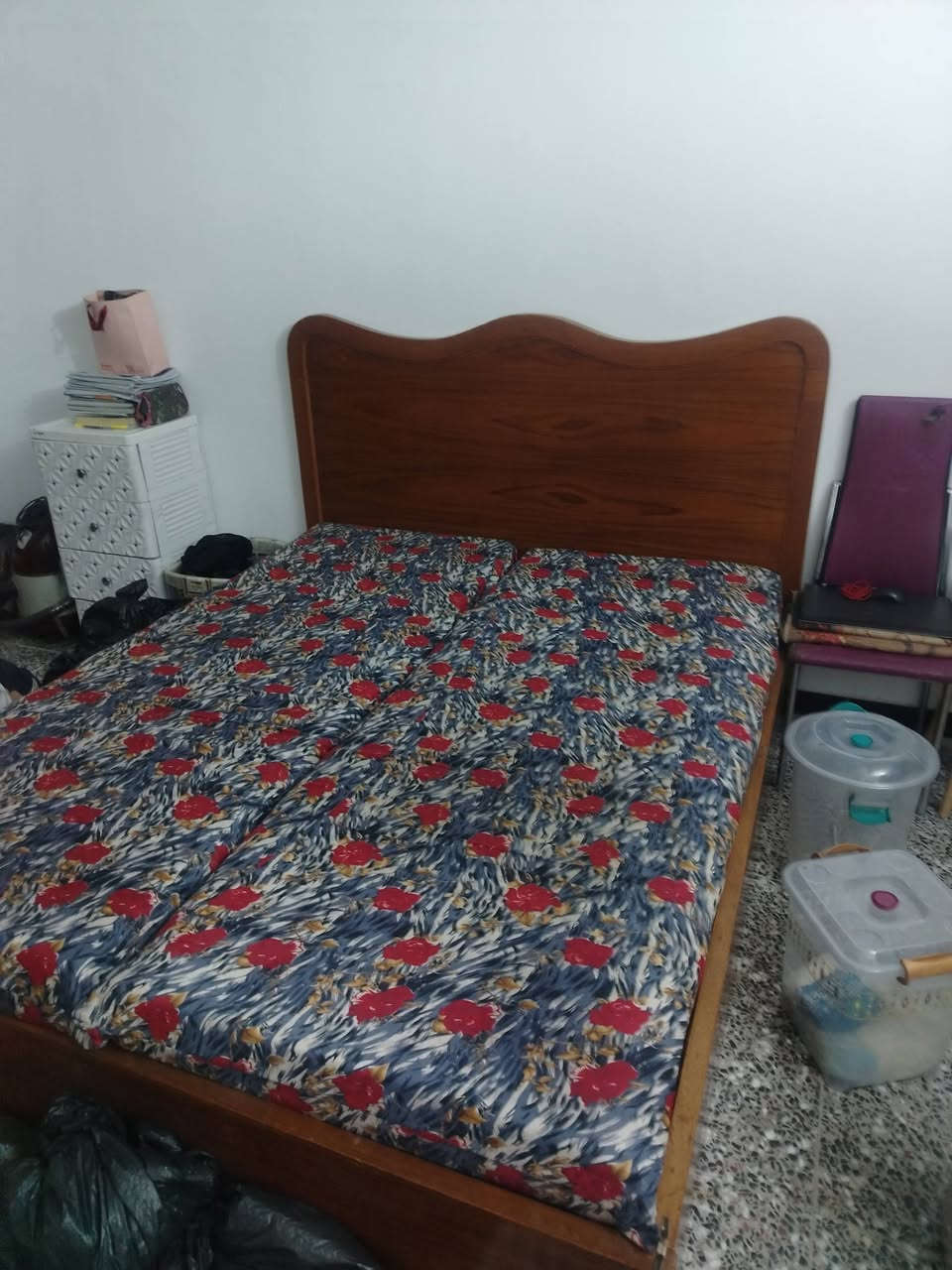 السلام عليكم عندي غرفة اخشاب جديده مستعمله قليل كم شهر كنتور خمسة أبواب طابقين مع مجرصاج داخل وخارج سرير تكمه صاج أصلي ميز تواليت كبير صاج أصلي بوفية الفراشات طابقين ستت أبواب طابقين صاج أصلي يعني غرفه متكامله سعره ٧٠٠ الف بيه مجال بيع سريع لان محتاجين @للستفسار اتصال على الوتساب *********** بغداد الدوره ابو دشير
