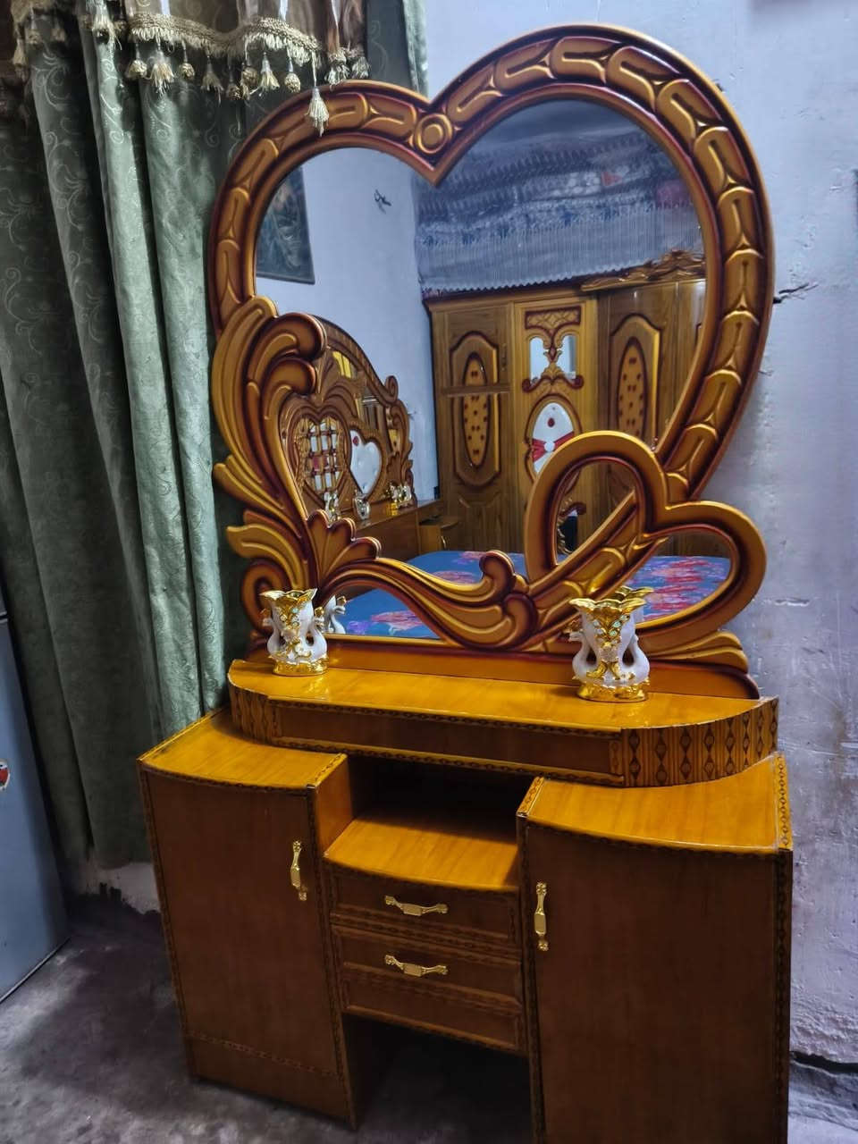 سلام عليم غرفه مستخدمه للبيع السعر 600 الف وبيه مجال عنوان الشعب ***********
