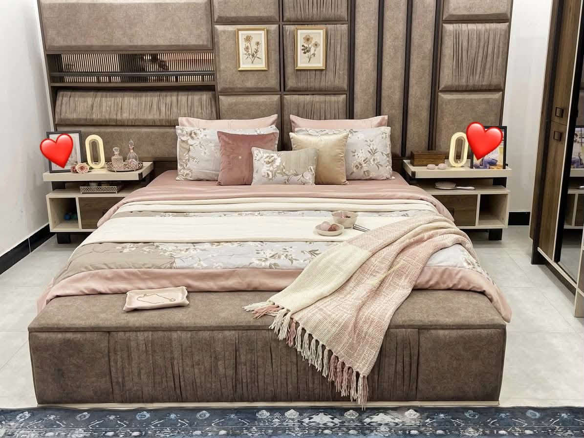 نضافه 95/100
جديده نضيفه كلش 
7  قطع 🇹🇷 تصميم رهيب 
اناره داخل الكنتور 💡
اناره بالسرير 💡
اناره بالميز 💡
كامل مع المندر 
السعر (مليونين )وبيها مجال البصره حي الاساتذه ***********
