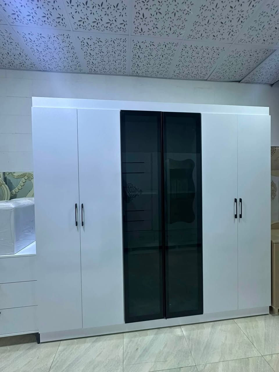 تـاقمـێکـي نـوستـنیـ دریـس ڕوم
دوو درگایـ شوشه المنویم
نرخي زور گونجاوه لوكه واته به كار نهاتوه
دروستكراوي خؤمانه شه ش پارچه يه
نرخي گونجاوه 
بـۆ نـرخ په یوندي بکـە یـان نامه بـنێره
پــێشـانگـاي ســه یــوان پـاڵانـي 
◀️***********
📲*********** viber
🌐کە لار-ناوبازاڕ مــه زاده کـۆنە کە  
🚛گەیاندنمان هەیە بۆ سەرجەم شارەکان🚚
↩گۆڕینەوەش ئەکەین بە 
      کەلوپەلی ناوماڵ
