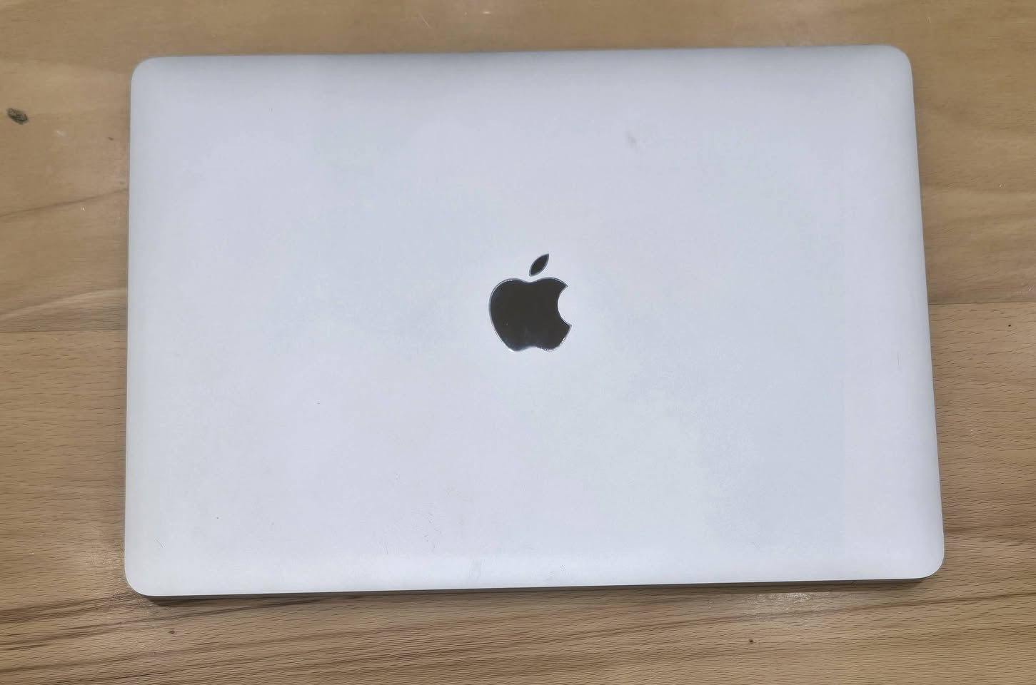 للبيع لابتوب ماك بوك اير (MacBook Air 2019) نظيف جداً وبحالة ممتازة.
 المواصفات الفنية:
• الموديل: MacBook Air (Retina, 13-inch, 2019)
• المعالج: Intel Core i5 Dual-Core 1.6 GHz
• الرام (الذاكرة العشوائية): 8 GB 2133 MHz
• الشاشة: Retina عالية الدقة (2560x1600) بحجم 13 إنش
• كارت الشاشة: Intel UHD Graphics 617
• النظام: محدث لأحدث نظام macOS Sonoma 14.8.7
 المميزات:
• الجهاز شغال 100% وبدون أي مشاكل أو عيوب.
• شاشة Retina ألوانها ممتازة وواضحة جداً.
• يدعم تنصيب نظام ويندوز (Boot Camp) بكل سهولة لكونه بمعالج إنتل.
• خفيف الوزن ومثالي للدراسة والتصفح والعمل المكتبي.

500,000

"""السعر بيه مجال"""

التواصل واتساب على هذا الرقم ***********
