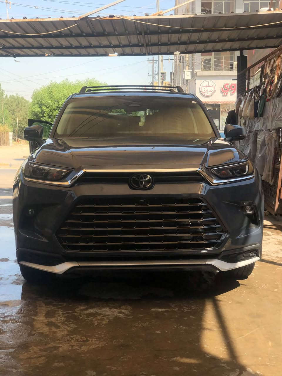 تويوتا جراند هايلاندر LE زيرو 2025 (Grand Highlander LE Hybrid)
سيارة عائلية فخمة وعملية جداً بحالة الزيرو تماماً (ماشي أقل من 1,000 ميل فقط)، مجهزة بالكامل ومحولة وجهية بلاتينيوم مميزة!

⚙️ المواصفات الأساسية لفئة LE:  

 الموديل: 2025  

 المحرك: 2.5L هايبرد (AWD) – اقتصادي جداً بالبنزين وقوي.  

 المسافة المقطوعة: أقل من 1,000 ميل فقط (زيرو).  

 المقاعد: 3 صفوف يتسع لـ 8 ركاب (مقاعد مخمل فاخرة مع تحكم كهربائي لمقعد السائق 8 اتجاهات).  

 الشاشات والتقنيات:  

 شاشة عرض لمسية مركزية كبيرة 12.3 إنش تدعم Apple CarPlay و Android Auto (وايرليس بدون واير).  

 شاشة معلومات دجتل للسائق (MID) بحجم 7 إنش.

 7 منافذ شحن USB-C موزعة على كل الصفوف.

 التكييف: أوتوماتيكي ثلاثي المناطق (Tri-Zone) مع تحكم منفصل للمقاعد الخلفية.  

 الباب الخلفي: الصندوق ينفتح ويغلق كهربائياً (Power Liftgate).  

 الويلات: ألمنيوم قياس 18 إنش.  

 أنظمة الأمان (Toyota Safety Sense 3.0): رادار أمامي، تحديد وتتبع المسار، مثبت سرعة متكيف، نظام مراقبة النقطة الكوراء (BSM)، وتنبيه المرور الخلفي (RCTA).  

✨ التعديلات والإضافات:  

 الوجهية: تحويل الدعامية الأمامية بالكامل مع اللحية والنيكلات إلى فئة البلاتينيوم (Platinum) لمظهر أفخم وأقوى.  

 الكشافات: شد كشافات ضباب أماميّة جديدة (فوق لايتس / Fog Lights).  

🛠️ تفاصيل الحادث والتصليح (بكل أمانة وشفافية):

 البنيد: تبديل بنيد تجاري، مصبوغ صباغ درجة أولى ومسوي له بولش كامل.  

 الدعامية: صبغ درجة أولى ومحولة لبلاتينيوم.  

 التلميع: بولش وتعديل للأماكن اللي كان بيها جلغات بسيطة ورجعت نظيفة.  

⚠️ ملاحظات بسيطة جداً:

 طخة كلش خفيفة بالباب.

 جلغة بسيطة بالكاملوغ تطلع وتختفي بالبولش (مو فد شي مؤذي نهائياً).

📋 شرط الفحص:

المحرك، الجير، الهايبرد، الأيرباجات، الشاسي، والكهربائيات بشرط الفحص الكامل في أي مكان تعجبك.

📍 المكان: [المحمودية / بغداد]

💰 السعر المطلوب: [ ورقة 330]

📞 للتواصل والاستفسار: [***********]
