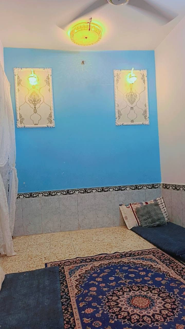السلام عليكم دار 50 متر طابق ونص على ساحة مع حديقة خارجية يحتوي على استقبال ومطبخ وصالة وحمام داخلي وحمام خارجي وفوك صالة مع غرفة 
الموقع شريط الموظفين بيت جاهز ونظيف 
الطابق الارضي صب كونكريت 
النص طابق الفوك عكادة 
السعر 48
للاستفسار ***********
