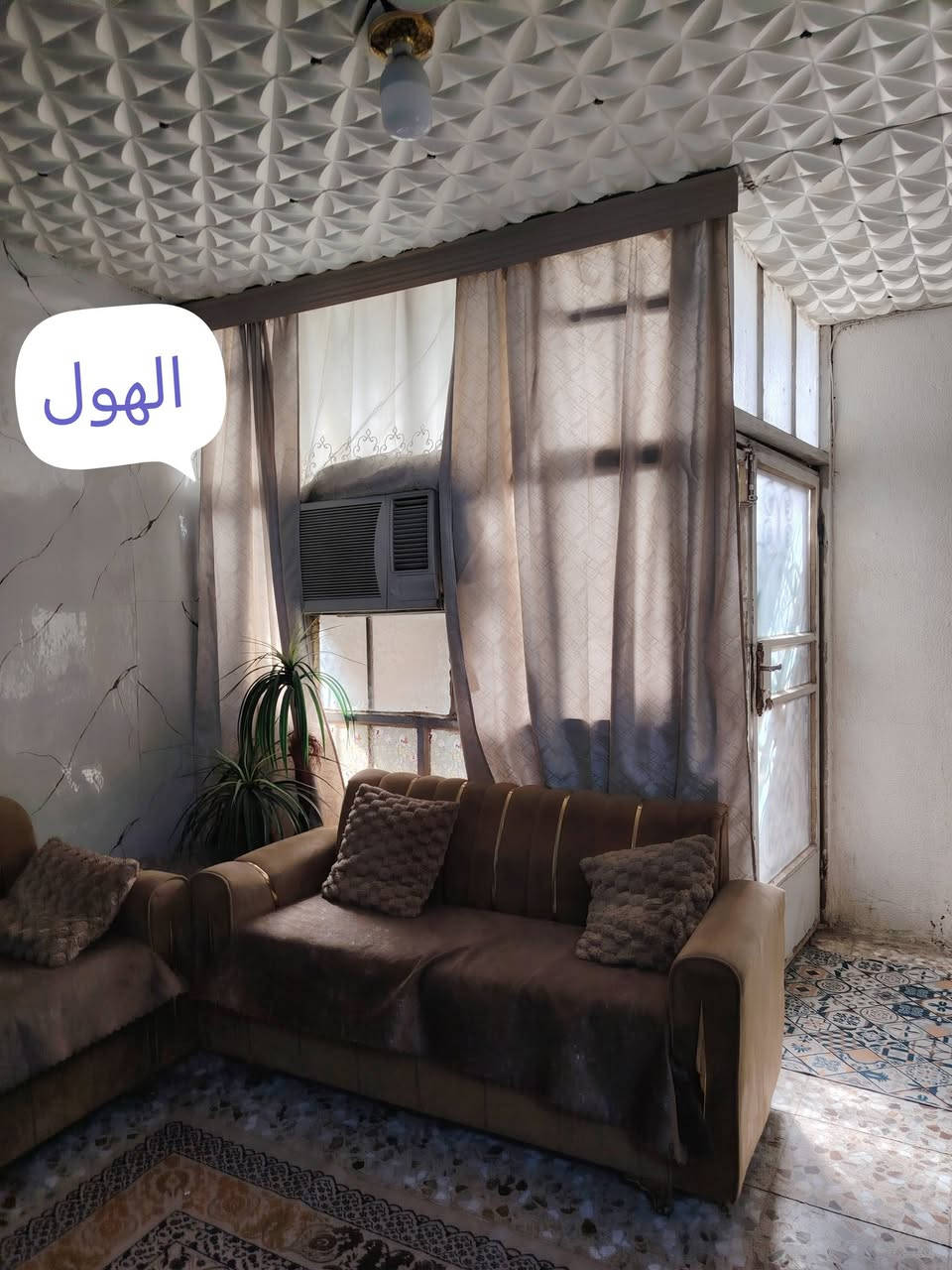 بيت 50  متر طابقين  للايجار  
الطابق الأول ( هول و مطبخ جبير وترك خلفي وصحيات) 
الطابق الثاني ( غرفتين وحده منهن بيها حمام وهول زغير بيناتهن )  لطفا كون عائلة زغيره و ايجاره  250  قفل  سكينه شارع شعلان ابو الغاز ع الشارع العام ***********

نص مكتوب في الصور:
- الهول
- حديقة داخلية
- ممر اتجاه الصحيات
- صحيات الطابق ١
- المطبخ
- باب الترك الخلفي
- حولي بين الغرفتين طابق ٢
- الدرج للطابق الثاني