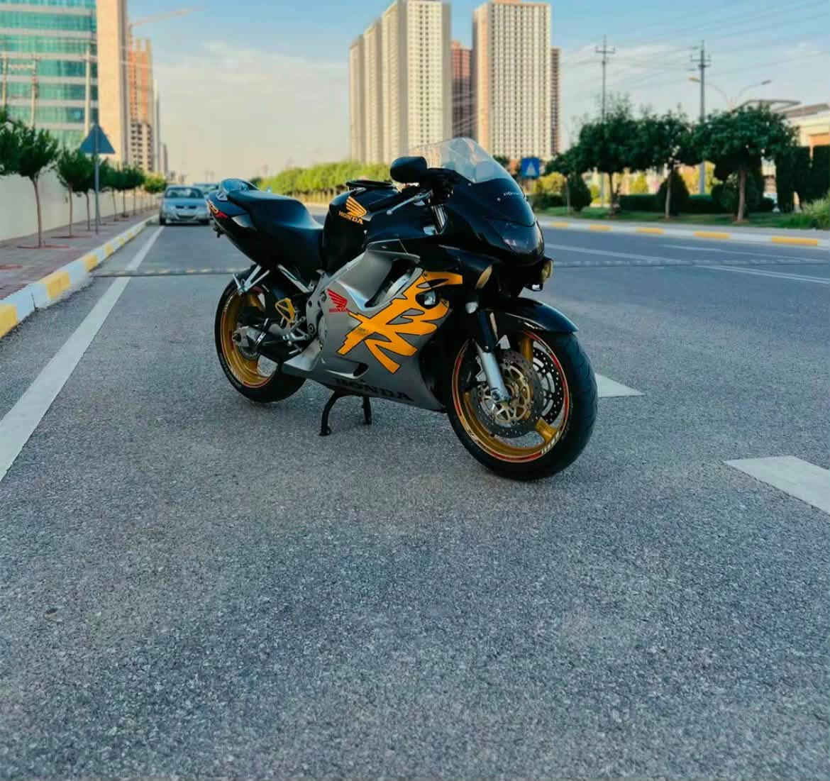 سيبي آر 600 • بدون اوراق • مكينه ناعمه