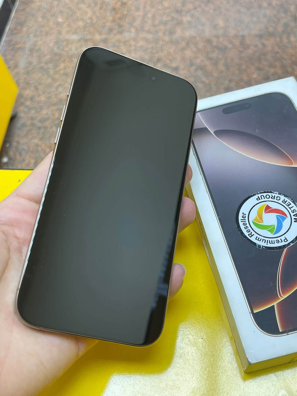 ايفون 16 برو ماكس ذاكره 256 بطاريه 97 ضمان ماستر مكفول نظافه 100% كامل ملحقات كارتون +كيبل الأصليات …. 

وتر بروف ومكفول وافحص وين ميعجبك ضمان الك يعبر هوه من السماعه الجوه من تنفخ لان نظفته من التراب تخلي ايدك ع سماعه وتر وميعبر 

مكاني بغداد الشعب سعره مليون و230 قفل قفل هذه رقمي *********** متواجد اتصال واتساب ☎️
