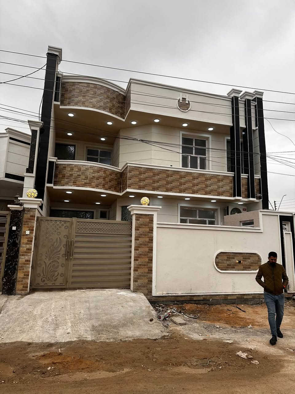 🔨 مقاول بناء تسليم مفتاح - الرمادي والأنبار 🔨
خبرة كاملة في إنشاء البناء من الصفر لحد التسليم
"تستلم بيتك مفتاح"

**الخدمات:**
✅ بناء منازل 100م - 300م
✅ تشطيبات كاملة: لبخ، صبغ، سيراميك، جبس، كهرباء، صحيات
✅ ترميم وإضافة طوابق
✅ إشراف هندسي + عمال مهرة
✅ التزام بالمواعيد وجودة عالية

**المميزات:**
- أسعار مناسبة حسب المواصفات
- عقد رسمي وضمان على العمل
- متابعة يومية بالصور والفيديو

الأسعار تختلف حسب المواد والتشطيب.

**نوع التشطيب** **سعر المتر المربع** **يشمل**
**اقتصادي** 320,000 - 350,000 د.ع  
مواد محلية، سيراميك عادي، صحيات صيني

**وسط** 380,000 - 420,000 د.ع 
مواد تركية/إيرانية، سيراميك فرز أول، جبس

**ممتاز** 450,000 - 550,000 د.ع 
مواد أوروبية، بورسلان، جبس بورد، ألمنيوم

*ملاحظات مهمة:*
1. *السعر يشمل*: الهيكل، اللبخ، الصبغ، الأرضيات، الكهرباء، الصحيات، الأبواب والشبابيك

2. *لا يشمل*: قطعة الأرض، المجاري الخارجية، المولد، السبالت

3. *طريقة الدفع المتعارف عليها*:                 
 30% عند التعاقد،
 ⁠30% عند الهيكل، 
 ⁠30% عند التشطيب، 
 ⁠10% عند التسليم

للاستفسار والمعاينة المجانية:
📞 [*********** / ***********] 📍 الرمادي - 
نعمل في جميع مناطق الأنبار

#مقاولات_الرمادي #بناء_تسليم_مفتاح #الأنبار

نص مكتوب في الصور:
- عرض بناء الهيكل
- عرض
- 220 ألف
- 180 ألف
- سعر مناسب
- بدون تكاليف إضافية
- طابوق عالي الجودة
- ومناعة تدوم
- تنفيذ سريع
- حسب المواصفات
- ضمان على العمل
- وجودة عالية