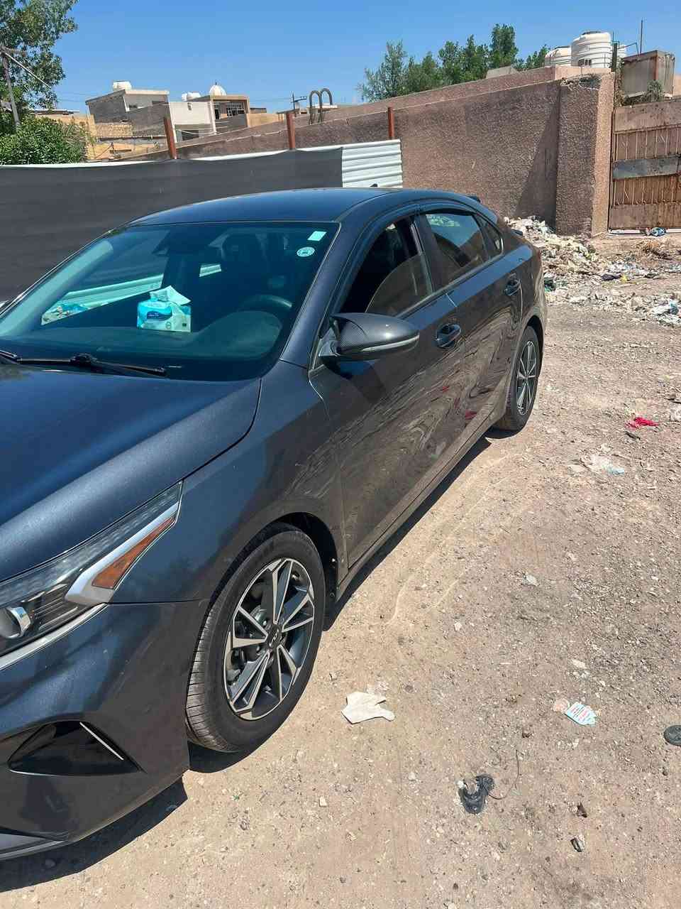 السلام عليكم فورتي 2023 حادثها جاملغ الايسره والباب السائق البنيد كلير بمريكا  والجاملغ الخلفي بي صبغ اثر شخط  السياره ماشيه 45 الف مكان السياره الزعفرانيه عارضيها 130 وبيها مجال بسيط     ***********
