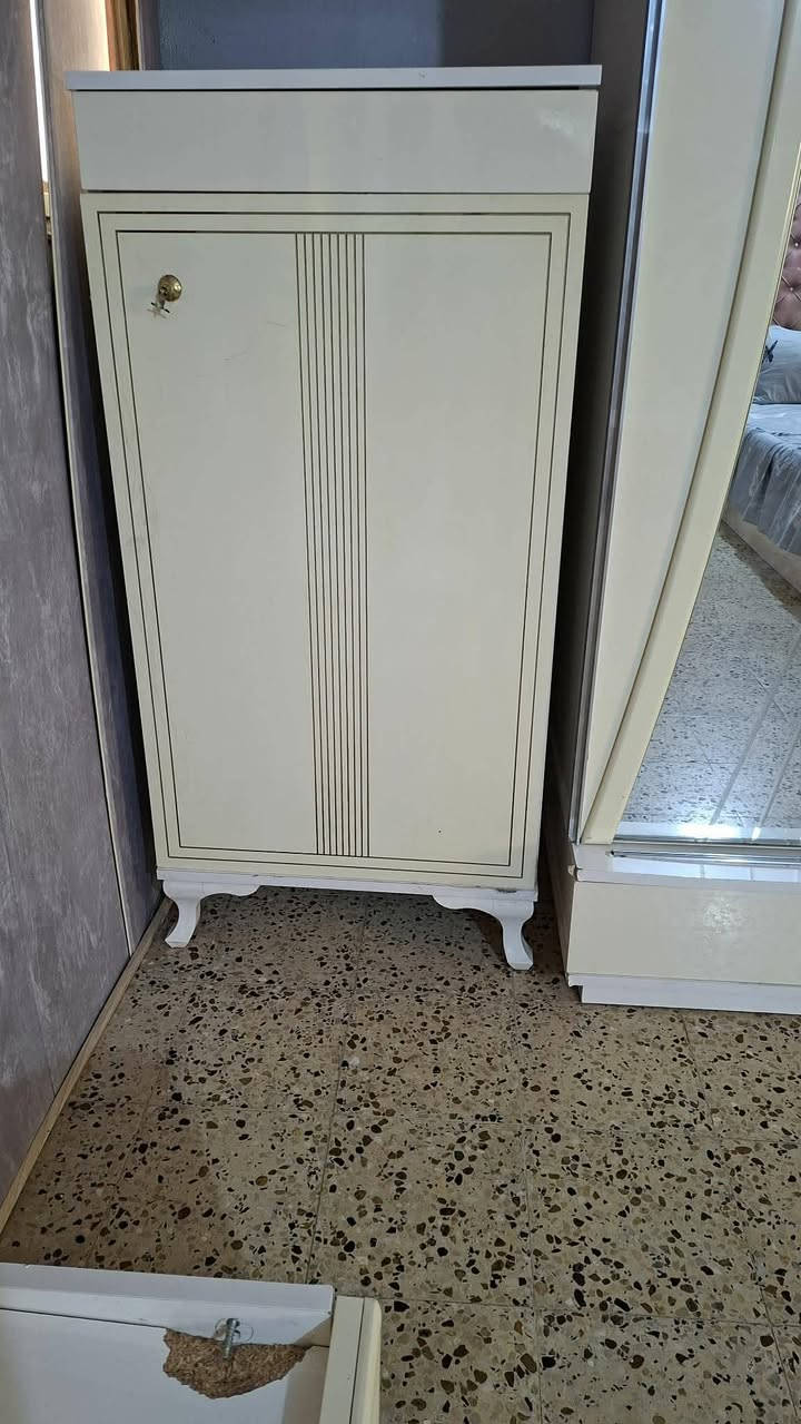 غرفه للبيع بسعر حلو اليحب يتصل على هذا الرقم ***********
