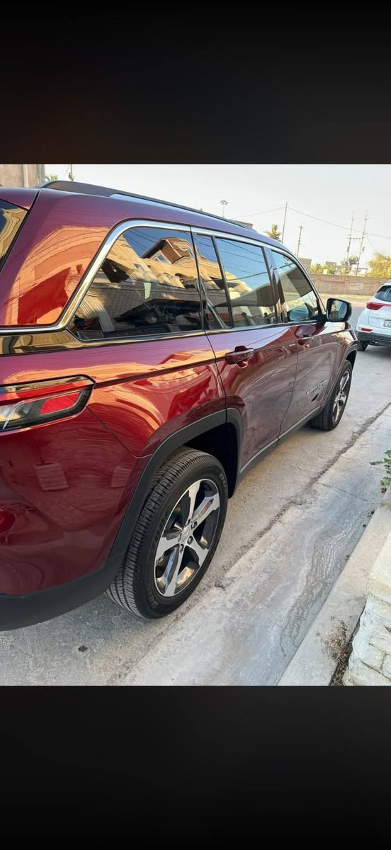 الأداء: محرك 2.0L توربو هايبرد (4xe) بقوة 375 حصان، دفع رباعي، جير 8 سرعات.
الراحة: بانوراما، مقاعد جلد (تبريد/تدفئة/ذاكرة)، إضاءة محيطية، شاحن لاسلكي.

​التقنية: شاشات ذكية تدعم Apple CarPlay و Android Auto، نظام صوتي فاخر.

​الأمان: بصمة دخول وتشغيل، مثبت سرعة تكيفي، نقطة عمياء، كاميرات وحساسات. سياره فول فول 
الاتصال ع رقم وات ساب فقط 
***********
