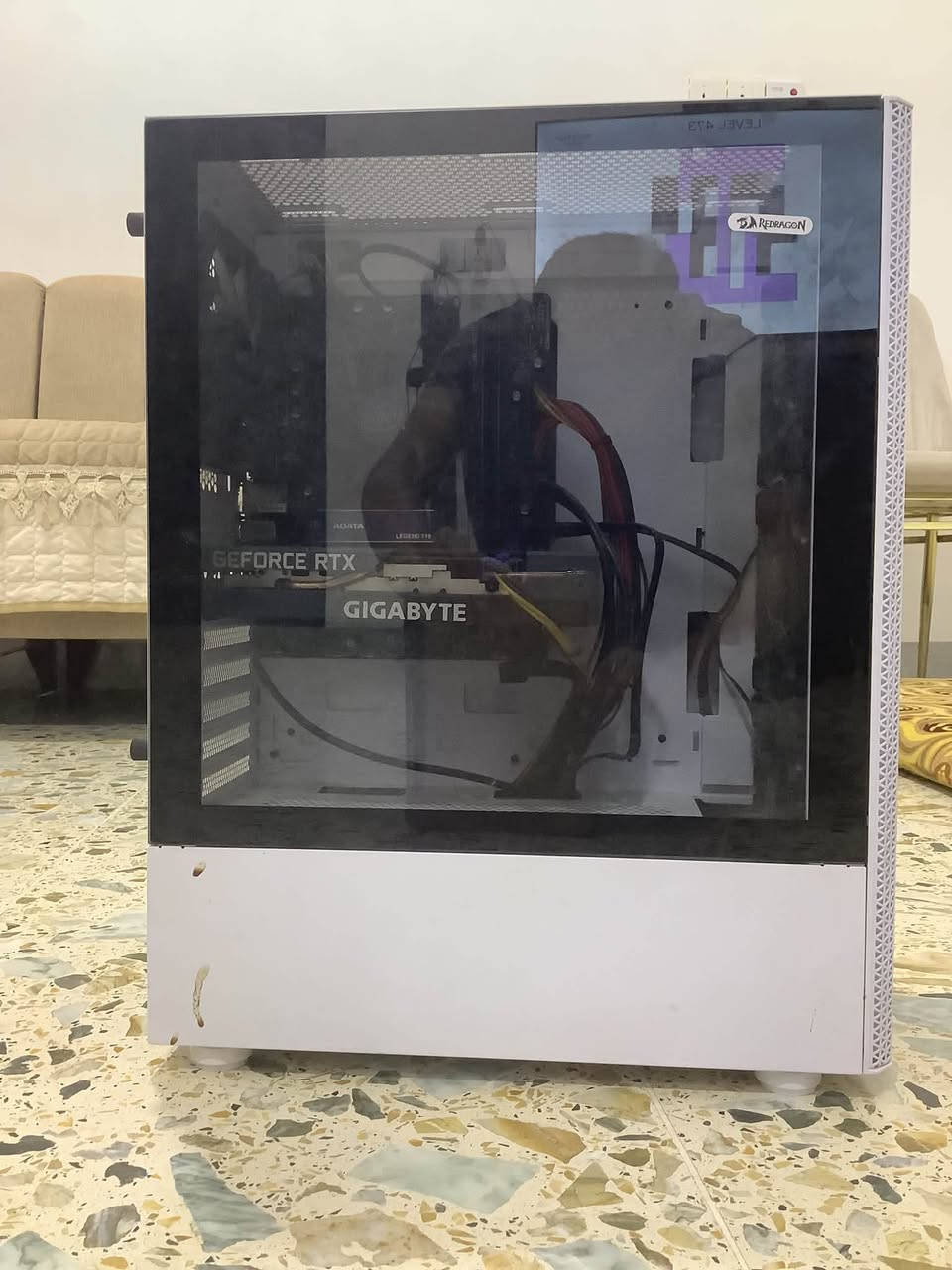 للبيع تجميعة ألعاب (Full Gaming Setup) بحالة ممتازة ونظيفة جداً:
المعالج (CPU): Intel Core i5-9400F
 كرت الشاشة (GPU): NVIDIA GeForce RTX 3050 (8 GB)
 الذاكرة (RAM): 16.0 GB
 نظام التشغيل: Windows 11 Pro
 الكيس (Case): Redragon بتصميم عصري (White Edition) مع فلاتر غبار نظيفة وترتيب احترافي للكابلات.
محتويات الحزمة:
 كيس الحاسبة (بمواصفات أعلاه).
 شاشة HP.
 كيبورد جيمنج.
 ماوس.
 سماعات خارجية.
ملاحظات:
 الجهاز نظيف جداً من الداخل والخارج، ووضعيته ممتازةمع يو بي اس بطاريتين السعر700للستفسار***********عل الواتساب
