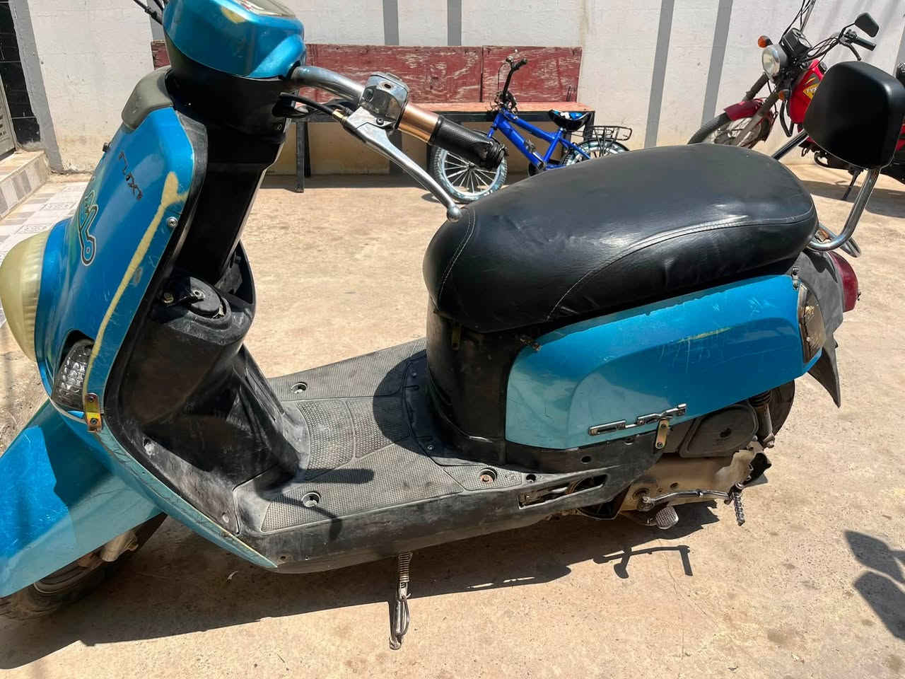 سلام عليكم بوليس للبيع نضيفه مابي اي نقص السعر 400 بيه مجال صرنصه FM مكاني بعقوبه الهويدر ***********
