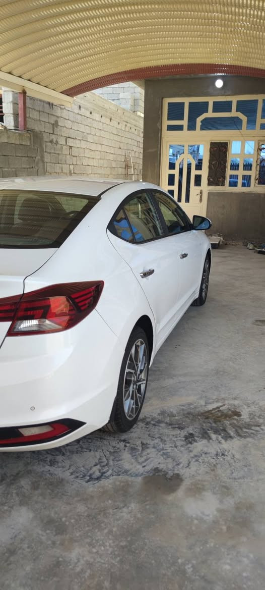 اللنترا 2019 خليجي
رقم بغداد 
محرك 2000 دوش 
ماشيه 77
بصمه ابواب 
تشغل بصمه 
تحكم ستيرن 
مرايه جانبيه شفط واشاره 
قطعتين تبريد 
فتحت سقف 
لايت زنون ليزري 
گير AT
بيها بارد بطرف البنيد من جهة الراكب معدل BDR
مكان السياره بغداد /ابوغريب
سعر 153 وبيها مجال بسيط 
***********
***********
