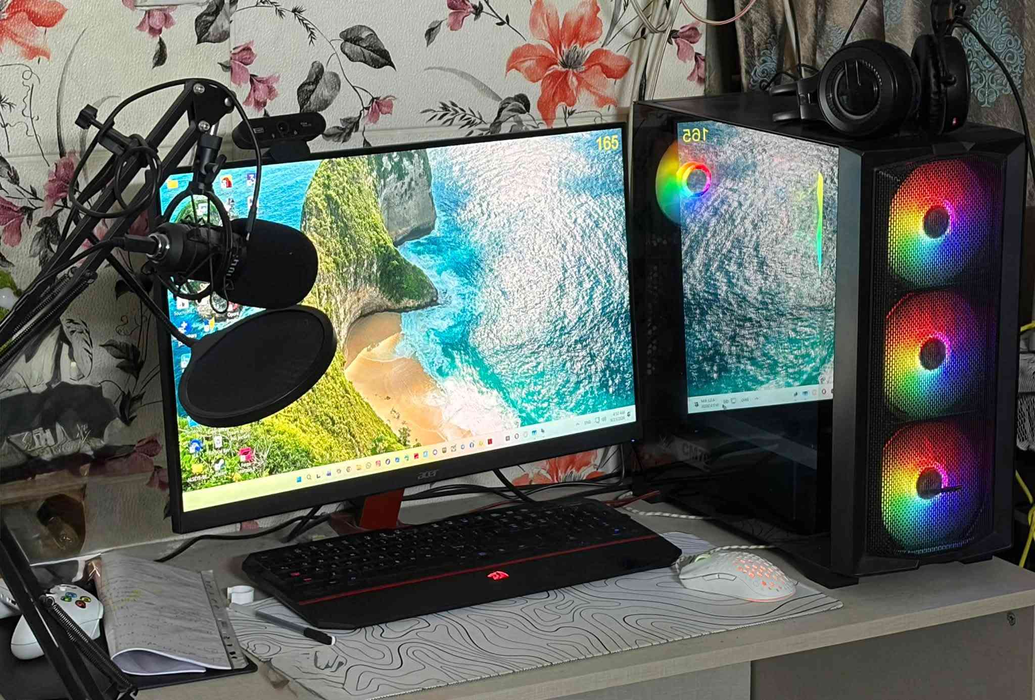 سلام عليكم
Pc للبيع مع ملحقاته. 
——————————————————
الكيس يحتوي على 5 مراوح واضاءةrgb. 
المعالج:i5 12,400. 
كارت الشاشة: Rtx 3060ti 8GB. 
باور سبلاي: 800w bronze. 
ويندوز : widows 11pro. 
الرام : 16gb. 
الهارد: M.2 1TB + 256GB. 
المبرد: غازي لون ابيض بية شاشه صغيره يقره درجة الحرارة 

——————————————————
الشاشة : 
acer 2k 165hz حجمها 27 وتحتوي سماعات. 
وياها مايك خارجي نوعية جدا جدا زينة وراقية. 
وكامرة stream وضوح ودقة جيدة. 
——————————————————
ملاحظة : استخدام الحاسبة جدا قليل ومعجون المعالج جديد وصيانتها جديدة سويتها قبل ٣ اشهر واستعملتها ٤ مرات وكلش نظيفة وهدية ويه الحاسبة ماوس وكيبورد وماوس باد لون ابيض. 
——————————————————
سعر: 950 الف (الكيس)
——————————————————
سعر الشاشة: 225 الف 
——————————————————
مكاني بغداد حي العدل 
***********
وين ميعجبك تتصل موجود

نص مكتوب في الصور:
- 165