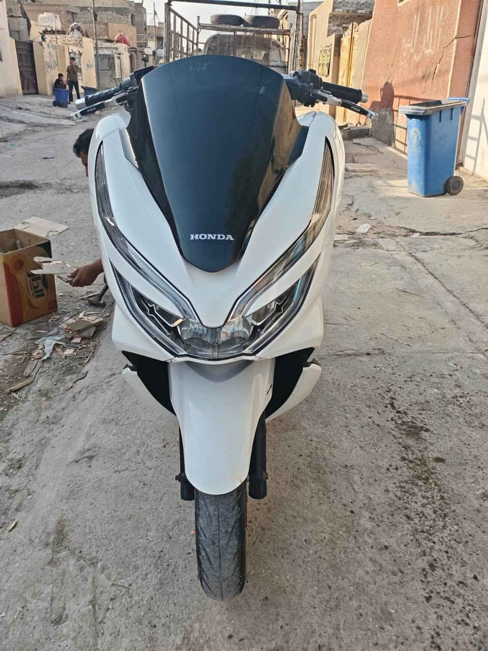 pcx جيل الثالث وارد كوري
مكينة 125 مكفوله  لامفتوحه ولا تنقيص ولا تبخير 
كفرات بلاديه 
كهربائيات شغاله حساس استاند حساس ازدحام 
لايت عالي ناصي دبل إشاره  
ماشيه 36الف حقيقي 
شلعه ومعدل تشگ الگاع 
الدراجه مكفوله اي نقص ما بيها 
بغداد مدينة الصدر 
السعر 13 وبيها مجال حگ الجيه 
***********
