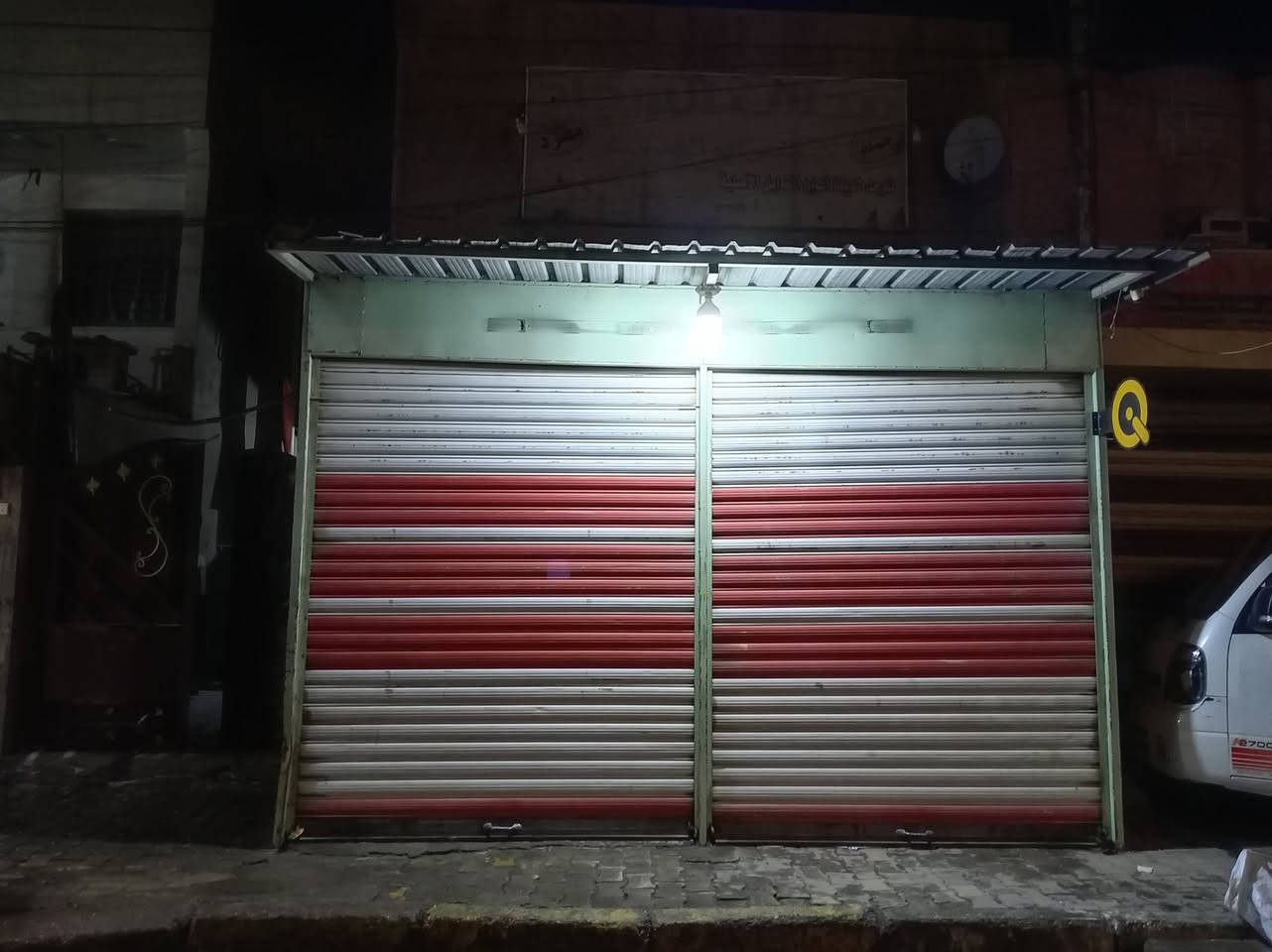 السلام عليكم كبنكات للبيع عدد ٣ قياس ٢ كبنكات ارتفاع ٣٥٠ سانتيم وعرض ٢٠٨ سانتيم+واحد كبنك صغير ارتفاع ٢٥٠ سانتيم عرض ١٦٧ مع سجج ومواد كاملة الرقم ***********      المكان بغداد الكمالية
