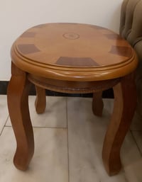 للبيع ميز مع اربع طبلات  للإستفسار الاتصال على الرقم  ٠٧٧٠٣٩٨٠٧٩٠