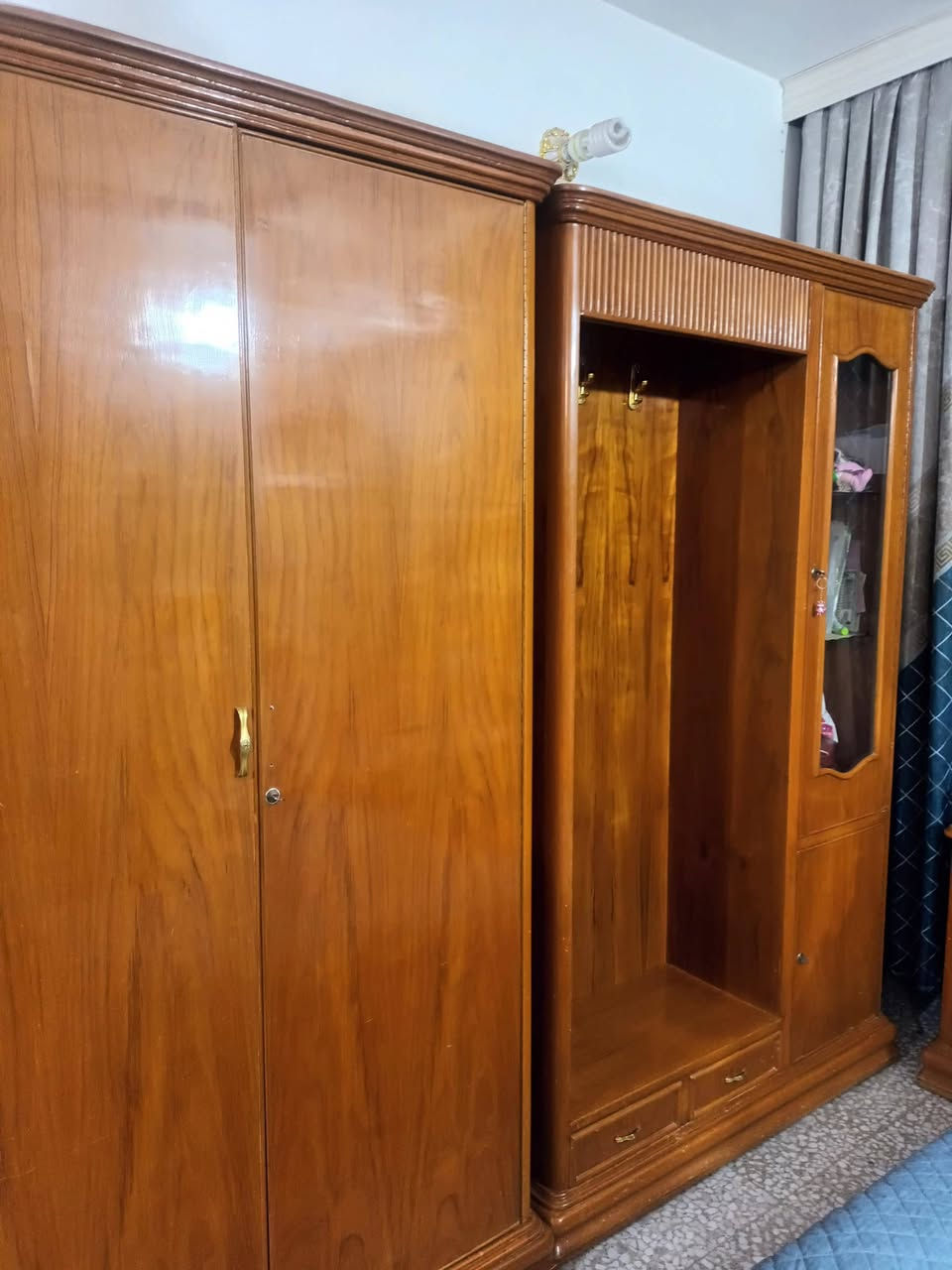 غرفة اخشاب للبيع شغل عراقي درجة أولى (نجارة شارع المدينة) الموقع ( نجف - حي الفرات )
محتويات الغرفة :

-----------------

*كنتور ٥ ابواب 

*زاوية تحتوي على معرض  وكومدي ومجرات عدد ٢

*جربايه مع كومديات عدد ٢

*ميز مرايه ذات تصميم عصري ومميز

المميزات :

----------

*الخشب صاج خارج وداخل 

*ارتفاع الغرفة ٢.٣٠سم 

*فرش الجرباية عدد ٢ 

((السعر مليون و ٨٠٠ الف))

للاستفسار الاتصال على الرقم ***********

