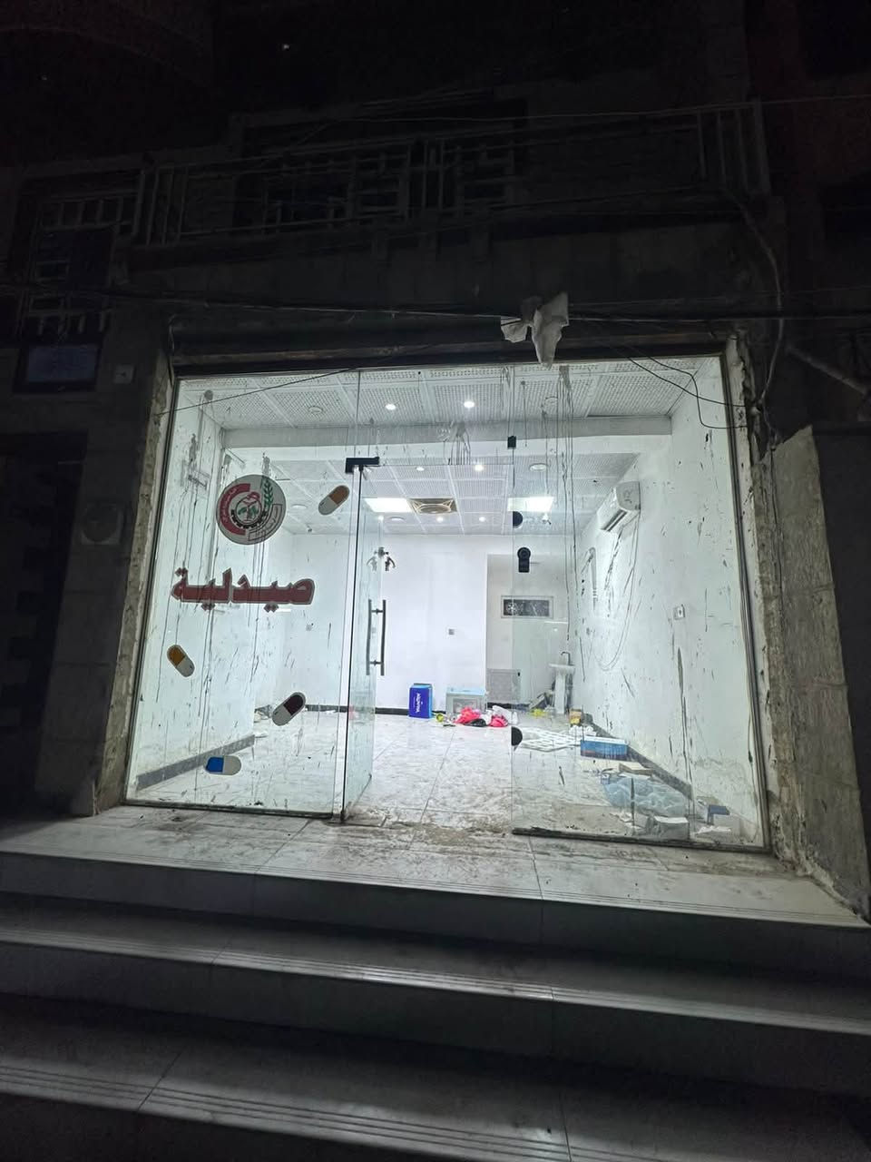 السلام عليكم عقار للايجار يصلح سكن ويصلح مجمع طبي 
يحتوي على اربع غرف و صحيات ٢ ومحلات ثنين ومخزن نظيف 
العنوان البياع الثالثة شارع ٣ قرب الكفيل 
الاستفسار ***********
