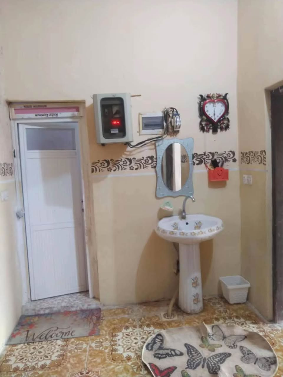 🏠بيت للبيـــــــــــــــــع🏠
📍موقع البيت في الوحدة قرب المستشفى وقرب 
جامع الهداية.

🔸المساحه:200م.

🗒️ملاحضة/الفرع يطل على شارع مبلط.

💵السعر 40مليون وبي مجال.

❓للاستفسار:مراجعة مكتب حسن للعقار 
📍عنوان المكتب في جلولاء داخل سوق جلولاء مجاو. 
مصور عادل .
هاتف***********📞
واتساب***********📞
