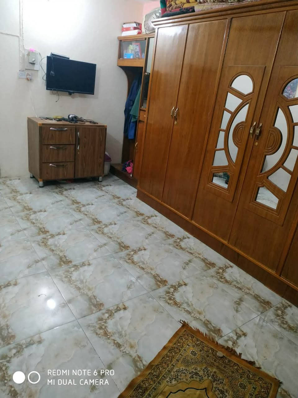 � بيت للبيع – بداية تقاطع شارع الستين

📍 موقع مميز
📐 المساحة: 210 م²

يتكون من:
• غرفتين
• غرفة بالطابق الثاني
• صالة
• حمام
• مطبخ
• براني
• محلين

💰 السعر: 270 مليون وقابل للتفاوض
📌 مناسب للسكن والاستثمار، خصوصاً لوجود محلين
***********

نص مكتوب في الصور:
- REDMI NOTE 6 PRO MI DUAL CAMERA
- REDMI NOTE 6 PRO
- MI DUAL CAMERA