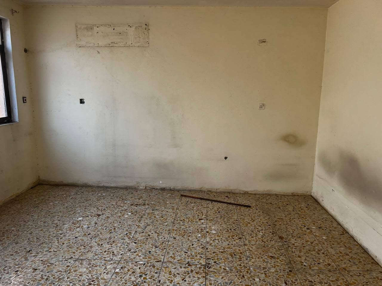 🏠 للإيجار — بيت صغير مستقل ثلاث طوابق / الأعظمية – شارع الأخطل
هاي مو غرفة ولا شقة… هذا بيت كامل بروحك، وبإيجار غرفة!
📐 المساحة: 40 م² أرض (واجهة 8 م × نزال 5 م)
🏗️ البناء: ثلاث طوابق ≈ 120 م² بناء
🔹 الأرضي: هول + مطبخ + خدمات
🔹 الأول: غرفة نوم + حمام
🔹 الثاني: غرفة نوم + حمام
🔹 وفوگ: سطح مفتوح إلك وحدك
يعني كل غرفة نوم بحمامها الخاص — راحة تامة للعائلة، أو حتى تنفع لعائلتين صغيرتين.
📍 الموقع: الأعظمية – شارع الأخطل
تجي من تقاطع العساف وتمشي گبل لحد ما توصل سكلة إسلام، والفرع المقابل إلها بعدين رابع فرع على اليمين، والبيت ثاني بيت داخل القيصرية.
⚠️ عرض القيصرية 2 م — مدخل مشاة، ما تدخل سيارة.
💰 الإيجار: 600،000 دينار بالشهر
📄 عند الاتفاق يتحرر عقد إيجار سنوي قانوني أصولي — حقك محفوظ وحقنا محفوظ.
📞 للاستفسار والمعاينة: ***********
أبو رزاق.
