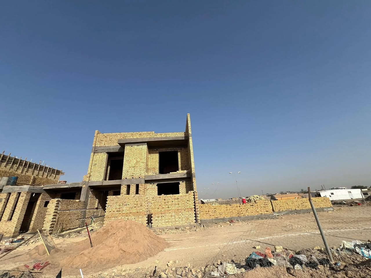 شركة صدى دجله للمقاولات العامة 
حلمك ببيت العمر.. نتحه إلى واقع بأعلى المواصفات!!!! 

إلى أهلنا الأعزاء، تعلن شركة [صدى دجلة للمقاولات العامة] عن استعدادها التام لتنفيذ وبناء الدور السكنية والفلل والمجمعات بأفضل الأسعار وأعلى معايير الجودة.

لماذا تختارنا؟ 

كوادر هندسية وفنية متخصصة لإشراف دقيق على كل مرحلة.

التزام تام بالمواعيد وتسليم المفتاح في الوقت المحدد.

استخدام أجود مواد البناء والمطابقة للمواصفات القياسية.

تصاميم حديثة تناسب جميع المساحات والأذواق.

تنفيذ متكامل: (هيكل، تأسيسات كهربائية وصحية، تشطيبات وديكورات). 

دعنا نساعدك في بناء مستقبل عائلتك بأمان وثقة.
الدفع بنظام الدفعات حسب مراحل البناء ع شكل ٣ دفعاات

للاستفسار والحجز، يرجى الاتصال أو مراسلة الصفحة: 

الهاتف / واتساب: [***********]
