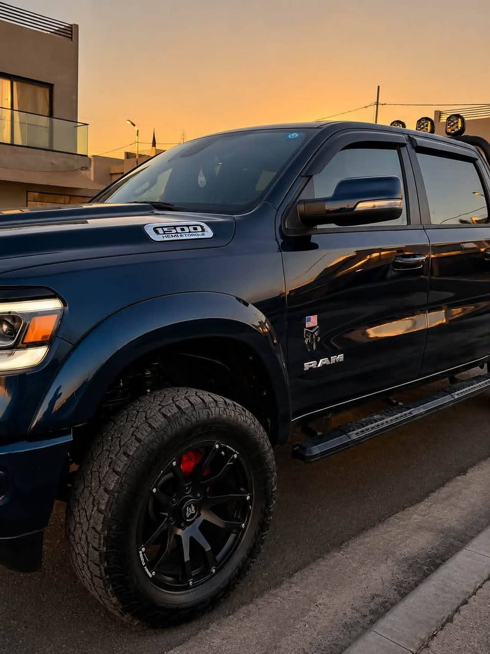 للبيع  اومراوس بسيارة عائلية |RAM Big Horn Sport 2023
HEMI 5.7L V8 (5700) 
ROCKY RIDGE – تزويد وكالة من الشركة.

المواصفات:

* محرك HEMI 5.7L V8 (5700).
* جير أوتوماتيك 8 سرعات.
* دبل (4×4).
* فتحة بانوراما.
* شاشة كبيرة تيسلا مع Apple CarPlay وAndroid Auto.
* تشغيل بصمة مع Remote Start.
* كاميرا خلفية.
* حساسات أمامية وخلفية.
* نظام التوقف الذاتي الخلفي (Rear Automatic Braking).
* مثبت سرعة.
* مقاعد جلد مع تحكم كهربائي.
* تحكم بالدركسون.
* إضاءة LED.
* جنوط رياضية.
*مري شفط
* انارة ترحيب 

الإضافات:

* ترفيع 6 إنج (بلاد).
* تزويد ROCKY RIDGE الأصلي من الشركة.
* سستم صوت دبات سود.
* ويلات مع تايرات.
* فجوج.
* نفخات بدي (بلاد).

الحادث: فقط خشم البنيد بمقدار أصابع وتم صبغه، أما باقي السيارة كفالة وكالة.السيارة ماشية 53 

السيارة نظيفة جدًا، ومابيها اي نقص وفول مواصفات، جاهزة للاستخدام، وهيبتها وحضورها بالشارع ما تحتاج كلام.
رقم بغداد بسمي 

للاستفسار الاتصال ***********
