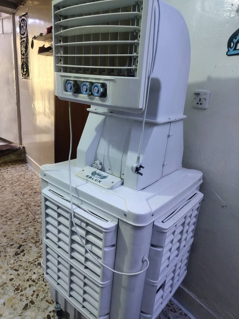 السلام عليكم مبرده كونفيره بلاستك حجم 40 باكستانيه جديدة مال هاي السنه اريده ب250 مكاني بغداد المعلمين رقم ***********
