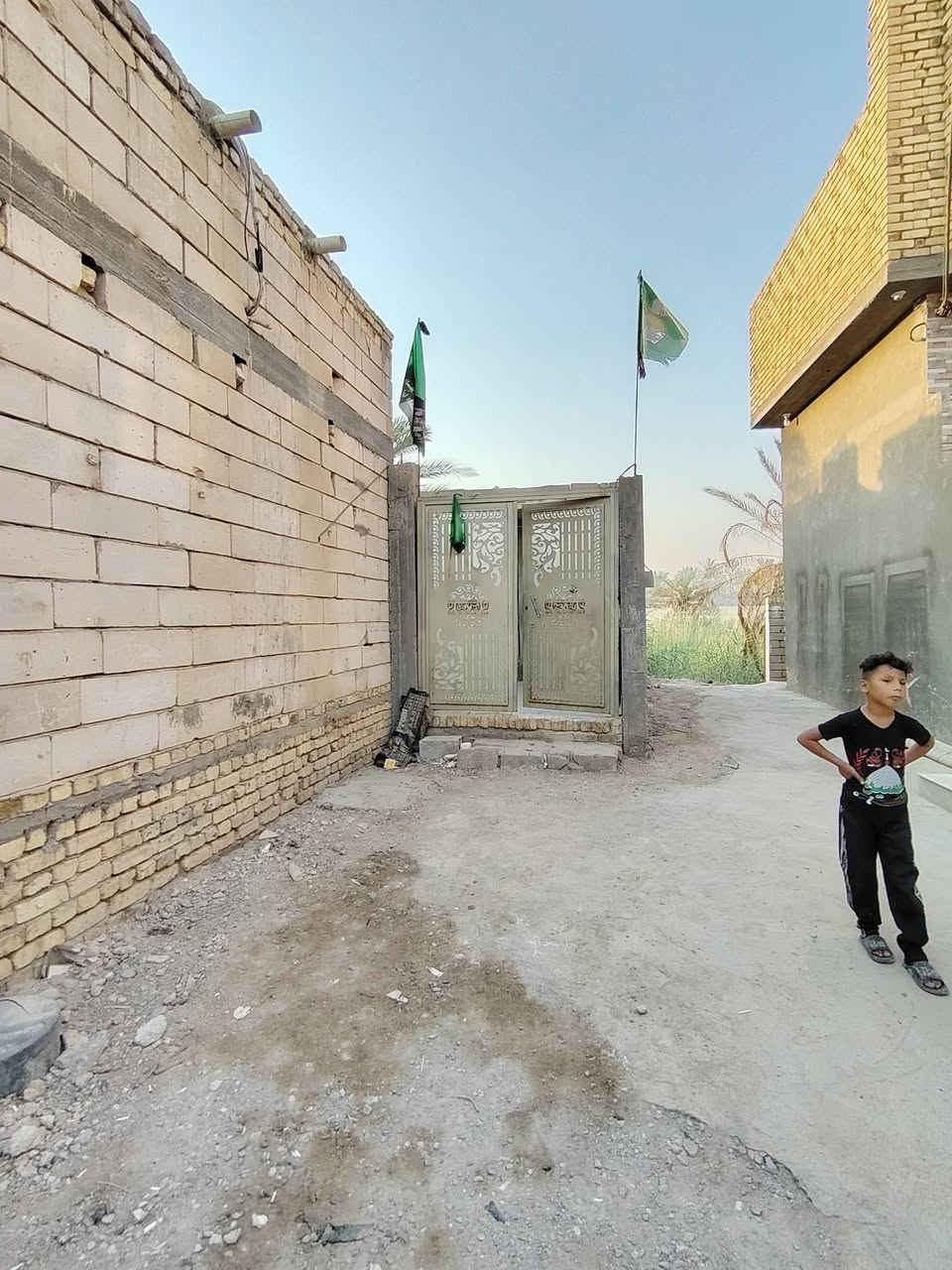 🏡 فرصة مميزة للسكن والاستثمار – منزل زراعي للبيع 🏡

✨ إذا تبحث عن بيت حديث بموقع هادئ وخدمات متكاملة… هاي فرصتك الذهبية ✨

📍 الموقع: خنيطله  شارع الحمداني
📐 المساحة الكلية: 180 متر
🏠 البناء: جديد وحديث – سنة 2026
🧱 نوع البناء: بلوك فرمستون (عكادة)
🚧 عرض الشارع: 10 متر
✅ كافة الخدمات متوفرة
🌿 منطقة معروفة بالهدوء والراحة

🔹 يتكون المنزل من: السعر (65) قبل التفوض 
• 3 غرف
• استقبال واسع
• صالتين كبار مطبخ حار بارد 
• مجمع صحيات داخلي وخارجي
• منور عدد 2 (داخلي وخارجي)

💎 تصميم حديث وتشطيب مرتب… مناسب للعائلة الباحثة عن الراحة والسكن المميز.

📞 للاستفسار والتفاصيل أكثر *********** 
مكتب الضامن للعقار ذي قار سوق الشيوخ خنيطله شارع الكراج 
نبيع الثقة قبل العقار
