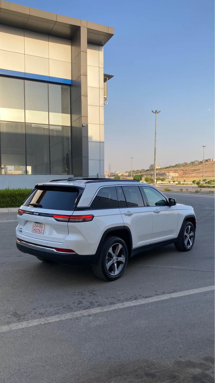 🚘 2024 JEEP GRAND CHEROKEE 4xe 🇺🇸

🔥 Plug-In Hybrid | 4×4

▫️ المحرك: 2.0L تيربو + هايبرد
▫️ القوة: 375 حصان
▫️ العزم: 470 lb-ft
▫️ القير: أوتوماتيك 8 سرعات
▫️ الدفع: 4×4
▫️ اللون الخارجي: أبيض
▫️ الداخلية: بيج

✨ المواصفات:
• فتحة سقف بانورامية مزدوجة 🌙
• شاشة وسطية 10.1 إنچ
• عدادات رقمية
• Apple CarPlay + Android Auto
• دخول وتشغيل ذكي
• تشغيل عن بُعد
• مقاعد جلد كهربائية
• تدفئة المقاعد الأمامية
• تدفئة المقود
• تكييف أوتوماتيك
• بوابة خلفية كهربائية
• مرايا كهربائية ومدفأة
• إضاءة LED
• جنوط ألمنيوم
• حساسات ركن أمامية وخلفية
• كاميرا خلفية
• مثبت سرعة متكيف
• مراقبة النقطة العمياء
• تحذير حركة المرور الخلفية
• تحذير الاصطدام الأمامي
• فرملة طوارئ أوتوماتيكية
• المحافظة على المسا
ضررها فقط جاملوغ و حافة باب صبغ بدون دواخل بدون ارباكات ب شرط 
سيارة فول فول مواصفات ماشية ١٠ الف ميل 
سعرها بلاشش بلاش ماكو ب هيج أسعار ب سوك 
سعرها 315$ ورقـــة و مجال 
للأستفسار على هذا السيارة اتصل على هذا الرقم 
كورك-واتساب 
*********** سميل, دهوك
