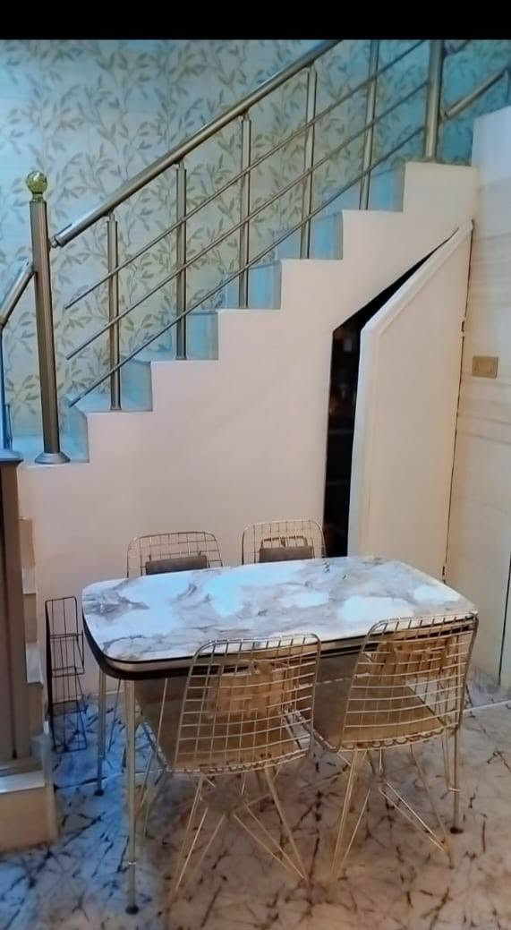 🏡🔥 بيت للبيع – 65 متر طابقين 
📍 البلديات – ضياء الحلفي – المربع الذهبي

✨ بيت نظيف ومرتب وجاهز للسكن، يتميز بجودة البناء وموقعه الهادئ والمميز.
━━━━━━━━━━━━━━
🏠 مواصفات البيت:
▪️ مساحة 65 متر – طابقين، بناء جيد ونظافة ممتازة وجاهز للسكن، شارع 12 متر وتبليط كامل.

🏙️ مميزات الموقع:
▪️ قريب جداً من الشارع العام والشارع التجاري، المدارس والأسواق وجميع الخدمات على بُعد دقائق، ضمن أفضل مواقع المربع الذهبي والشارع هادئ ومرتب.
━━━━━━━━━━━━━━
📜 سند 25 | طابو زراعي | إقرار محكمة

📞 ***********
📱 واتساب وماسنجر متوفر للتواصل والاستفسار

🏡 فرصة مميزة للسكن والاستثمار
