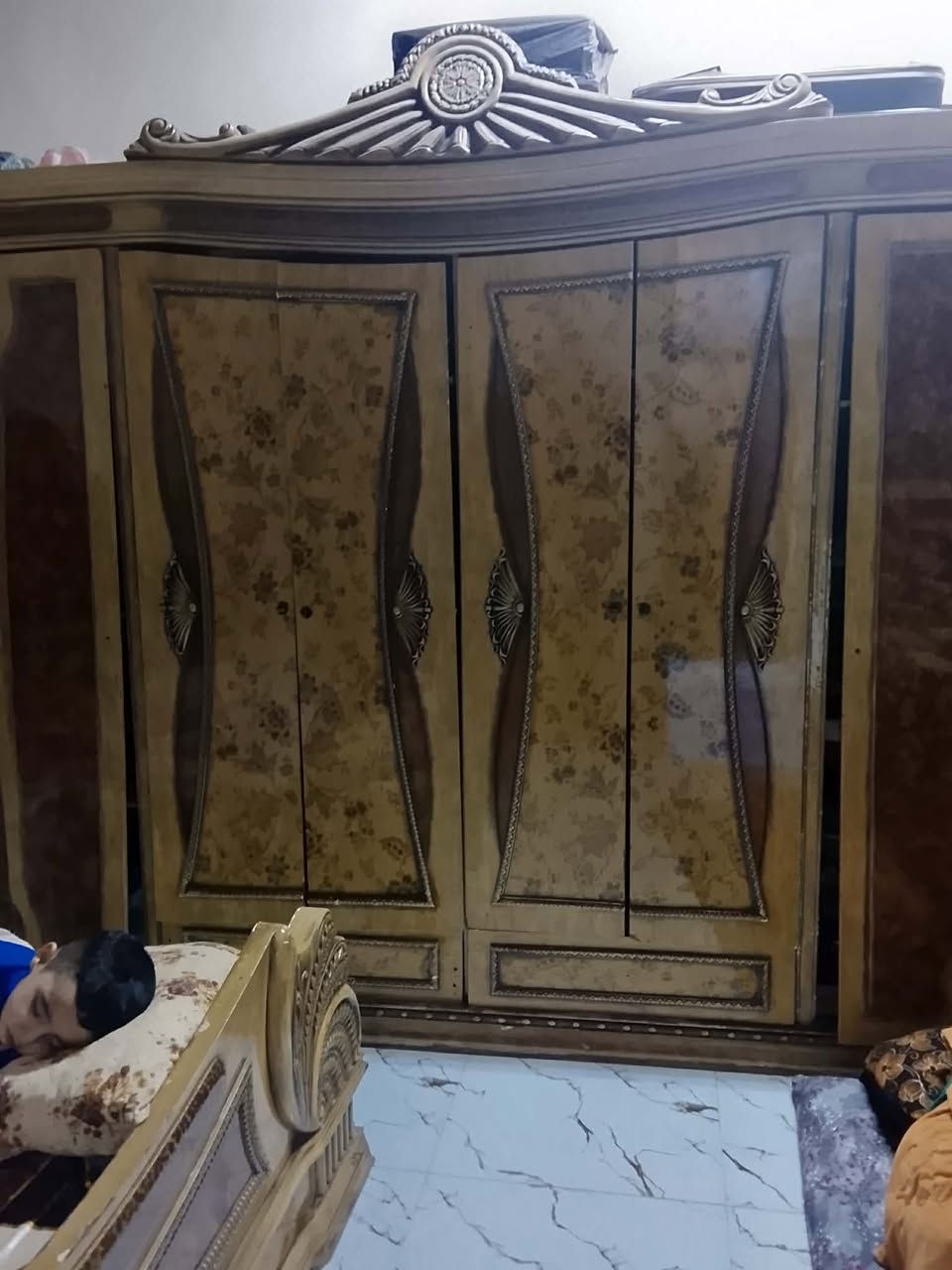توجد غرفه للبيع ١٥٠ وبيهه مجال للاستفسار ***********
