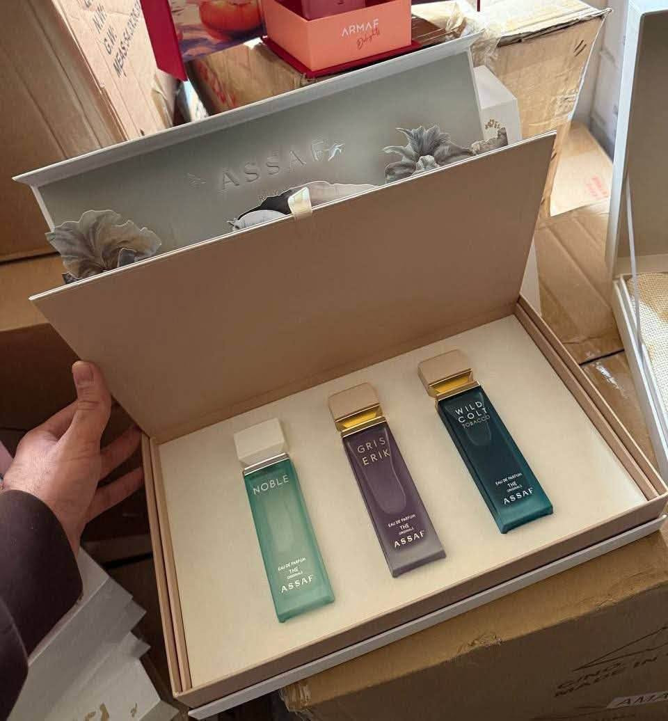 اقوى عروض بأسعار تنافسيه 
متوفر توصيل جميع محافظات

نص مكتوب في الصور:
- ASSAF A FRAGRANCE FOR EVERY STORY Scents That Stay With You